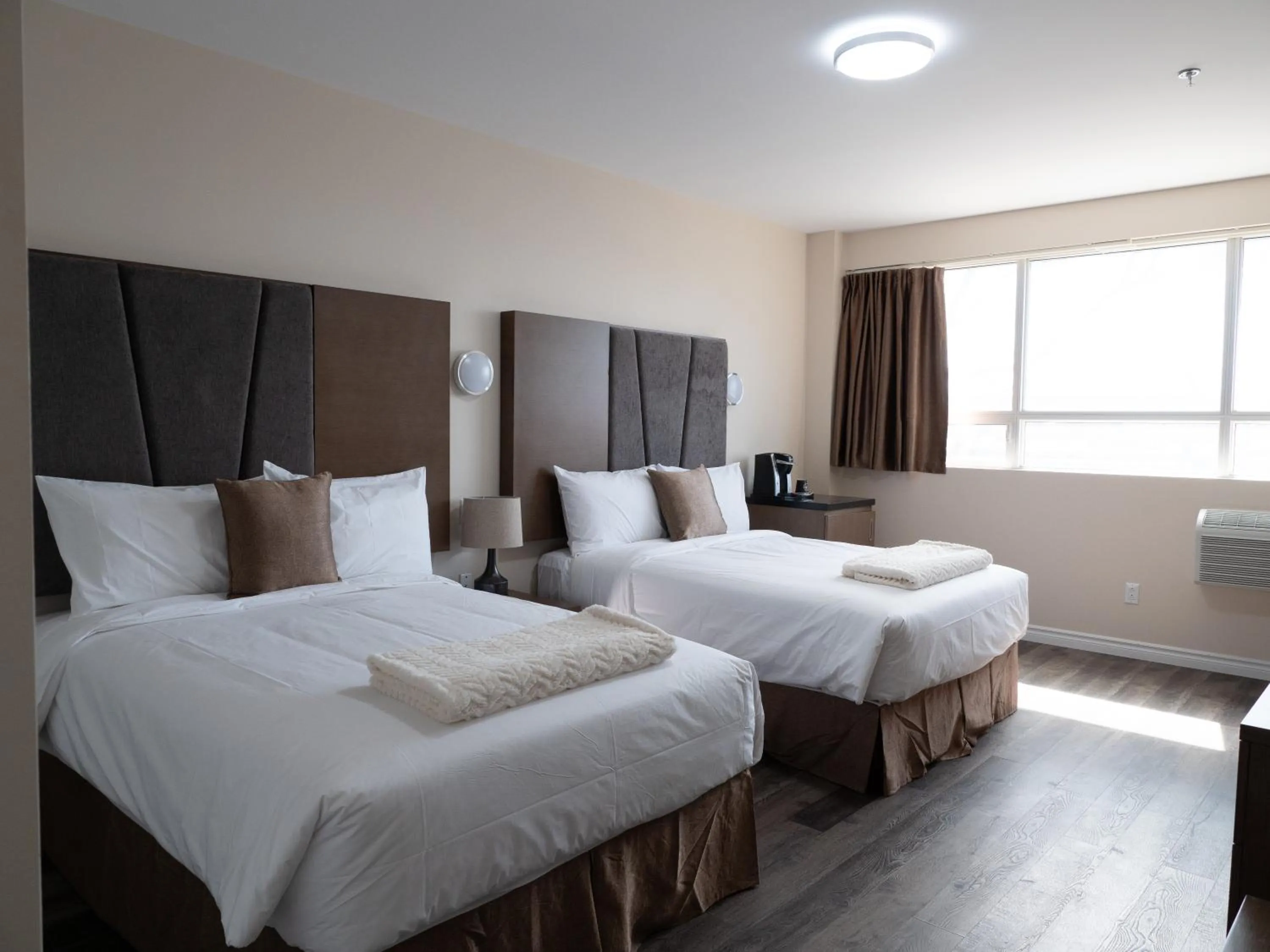 Bed in Hotel Montreal Metropolitan, BW Signature Collection