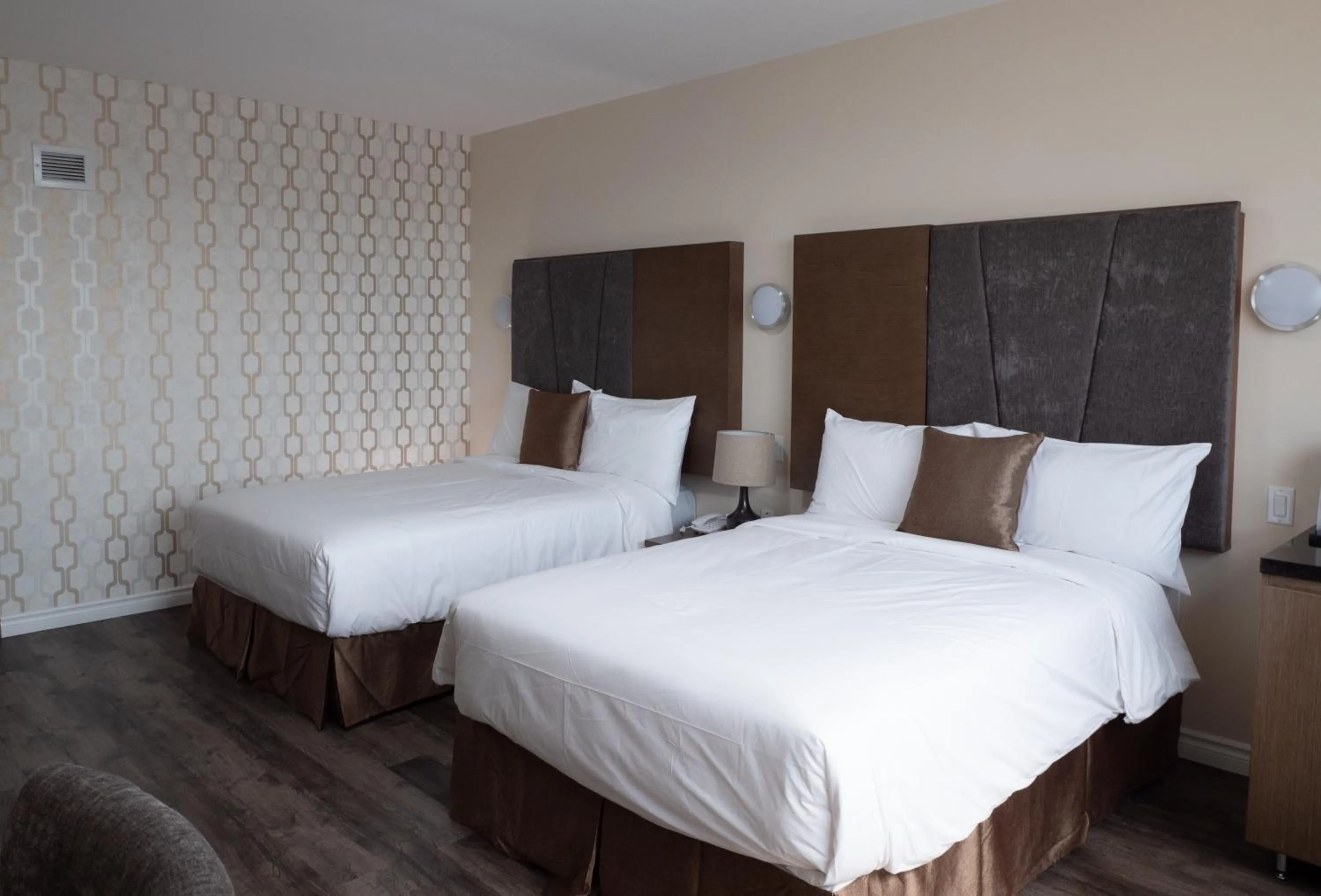 Bed in Hotel Montreal Metropolitan, BW Signature Collection