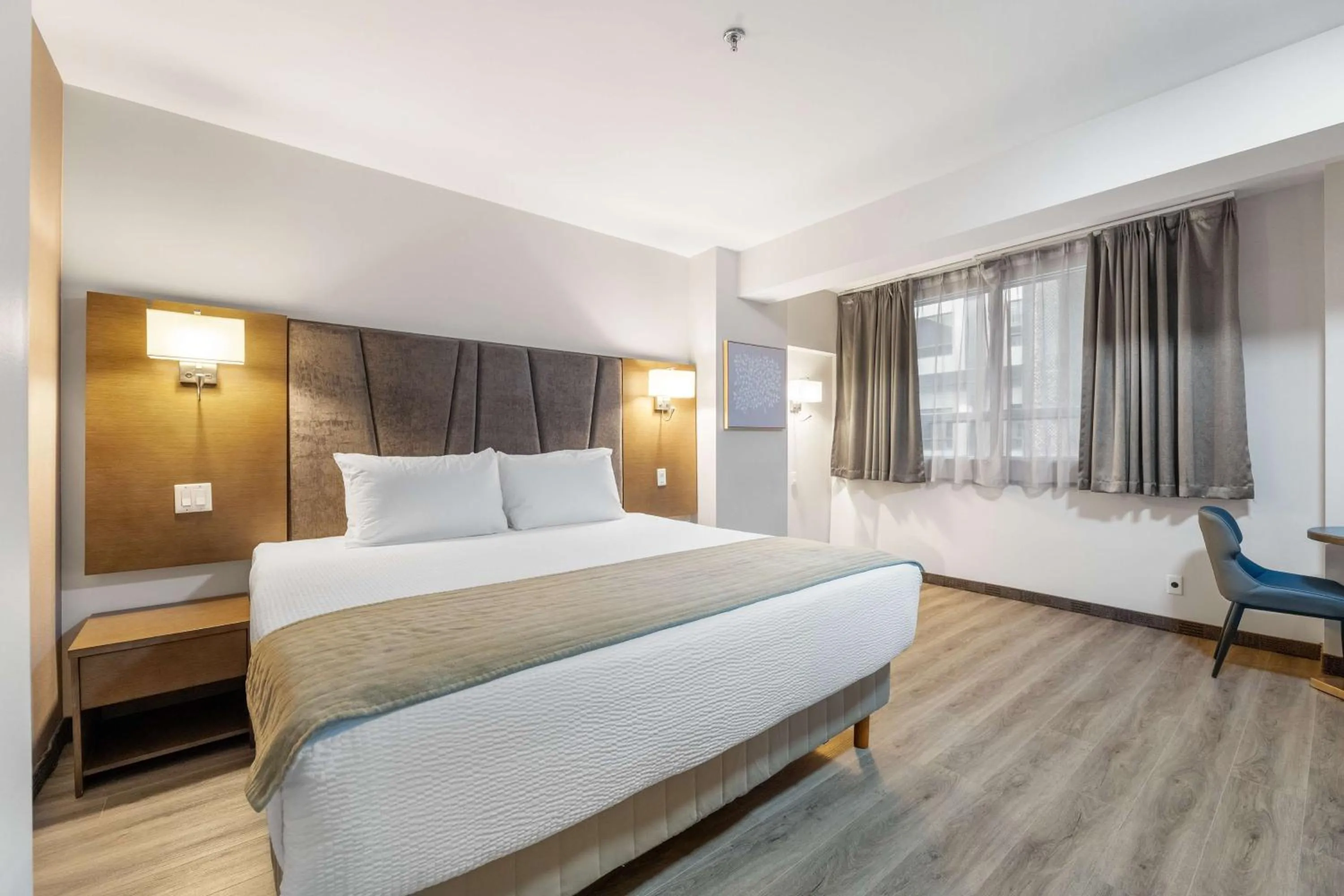 Bedroom, Bed in Hotel Montreal Metropolitan, BW Signature Collection