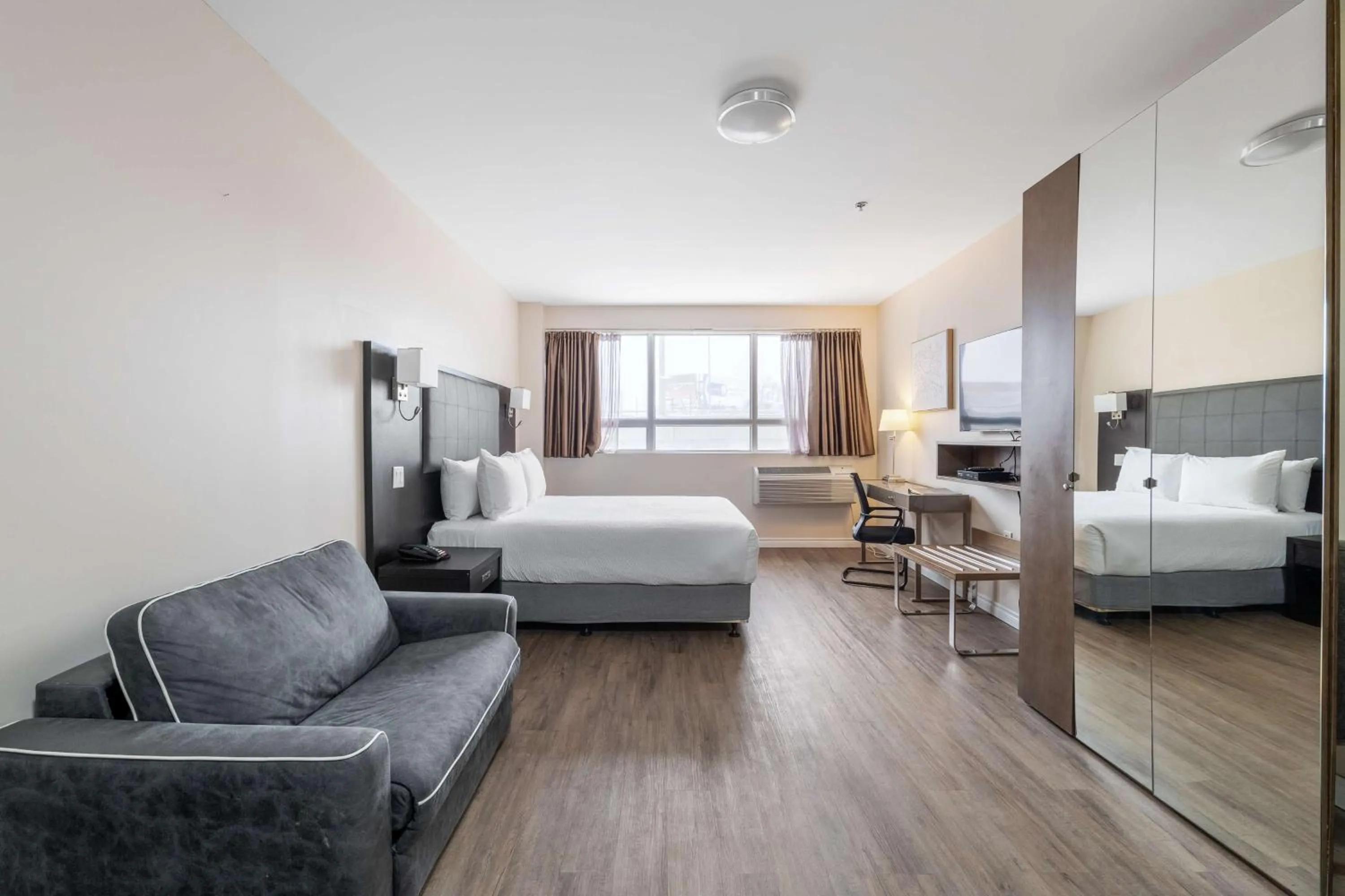 Bedroom, Bed in Hotel Montreal Metropolitan, BW Signature Collection