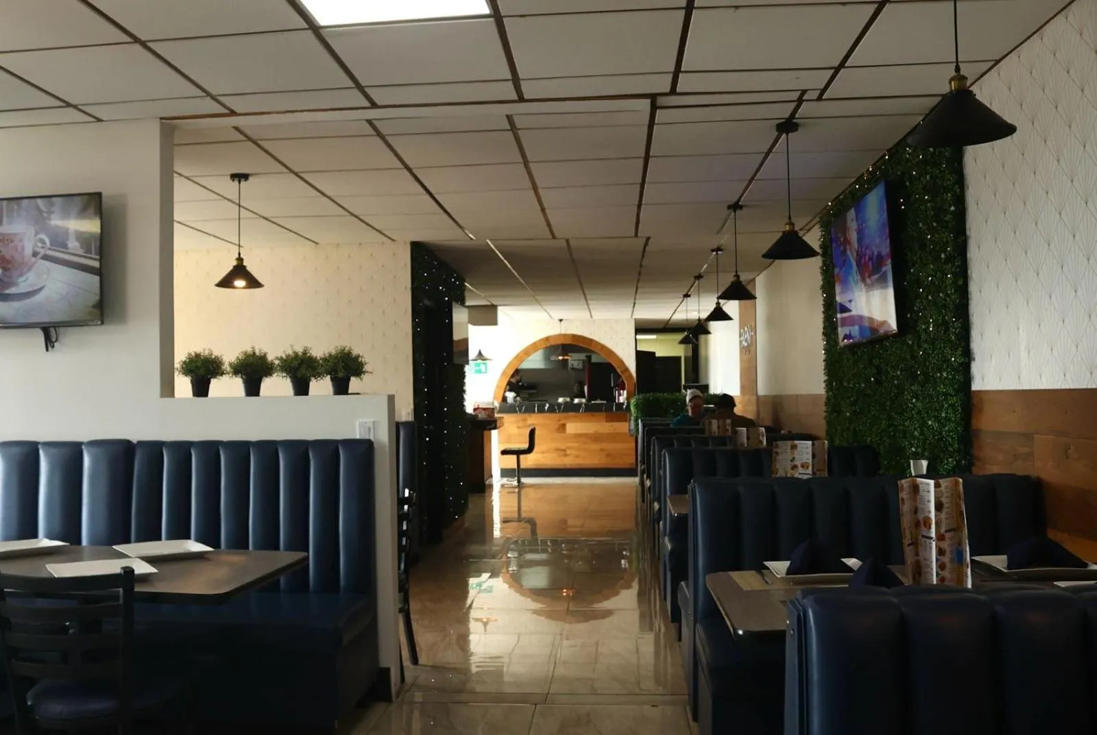 Restaurant/places to eat in Hotel Jatay