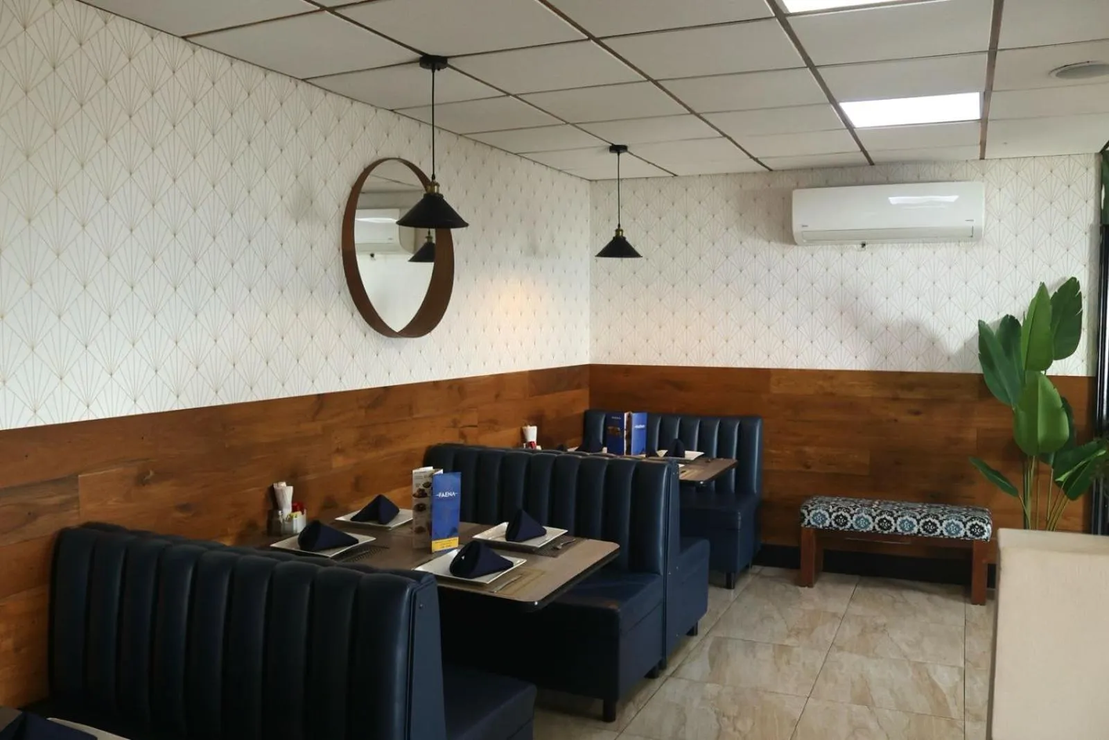 Restaurant/places to eat in Hotel Jatay