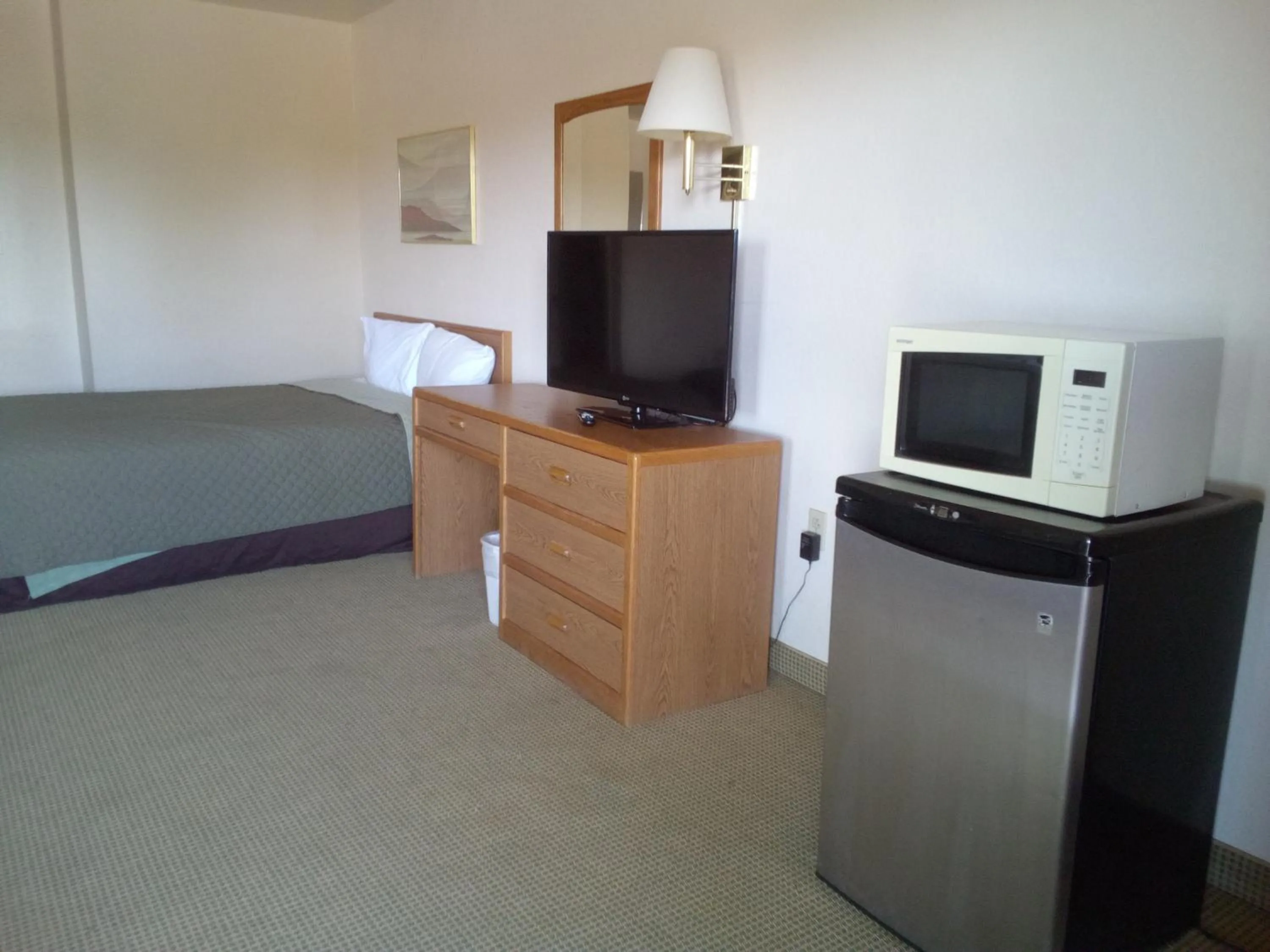 Bed in COPPER STAY INN Benson AZ I-10 Exit 304