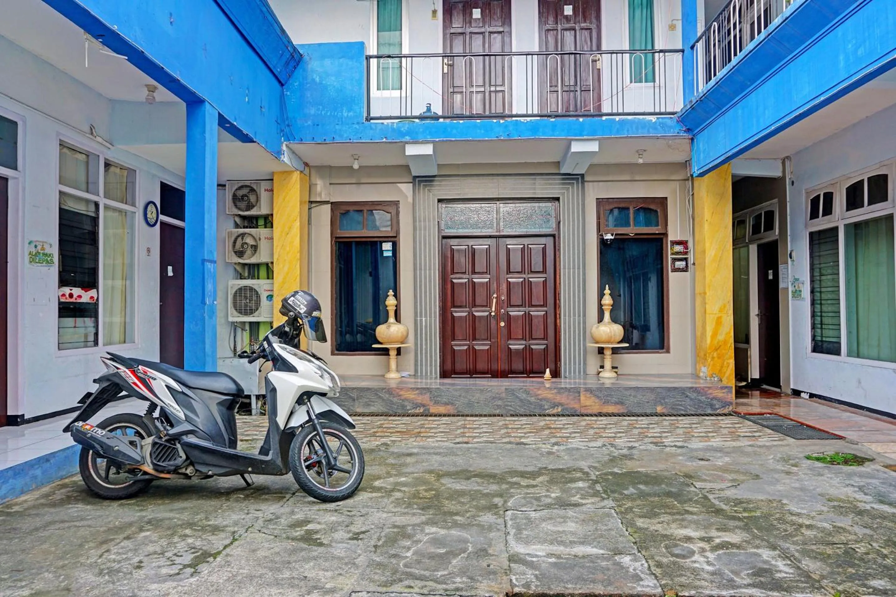 Facade/entrance in OYO Life 1711 Serayu Sumbersari Residence
