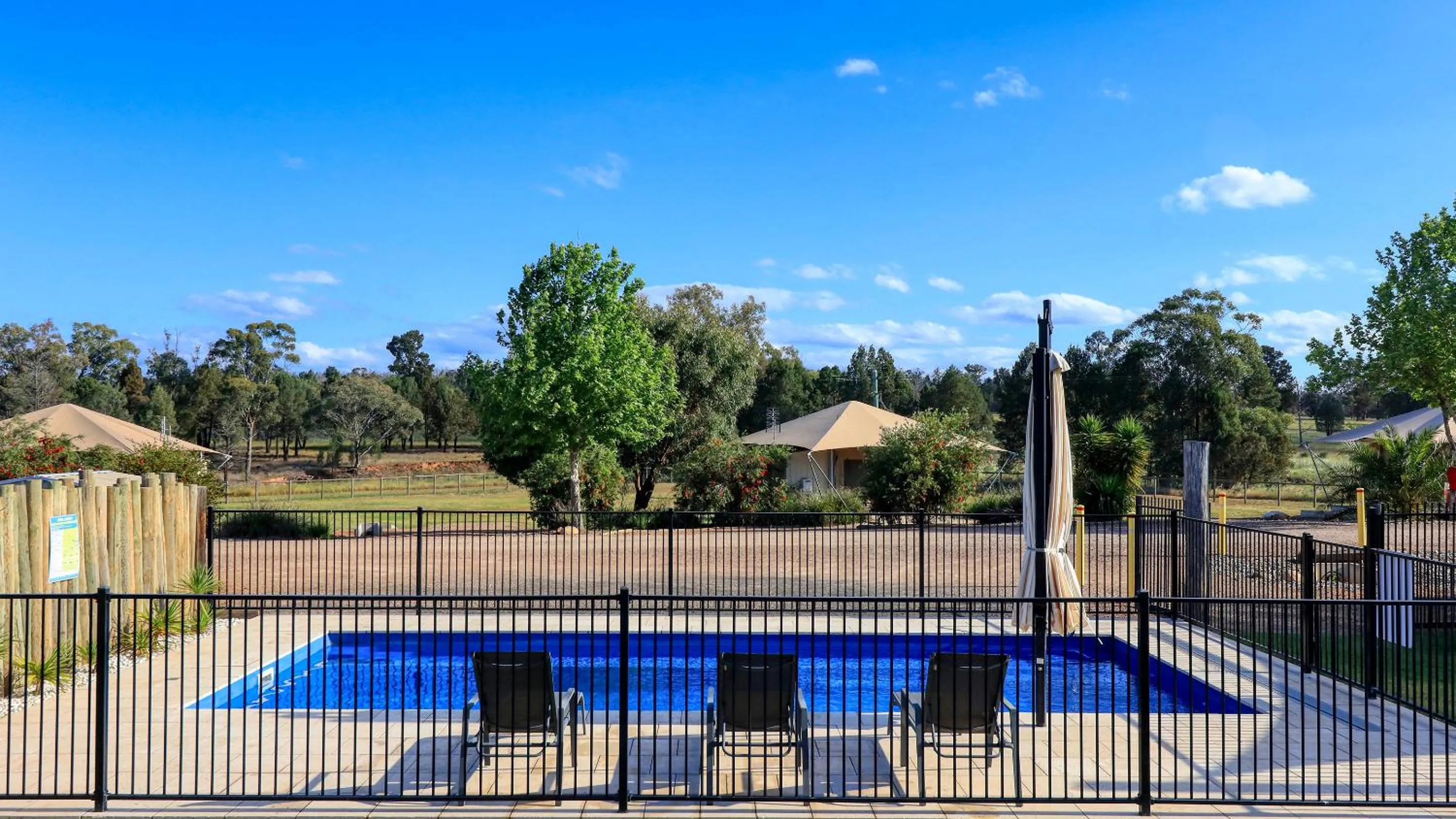Swimming pool in Dubbo Rhino Lodge