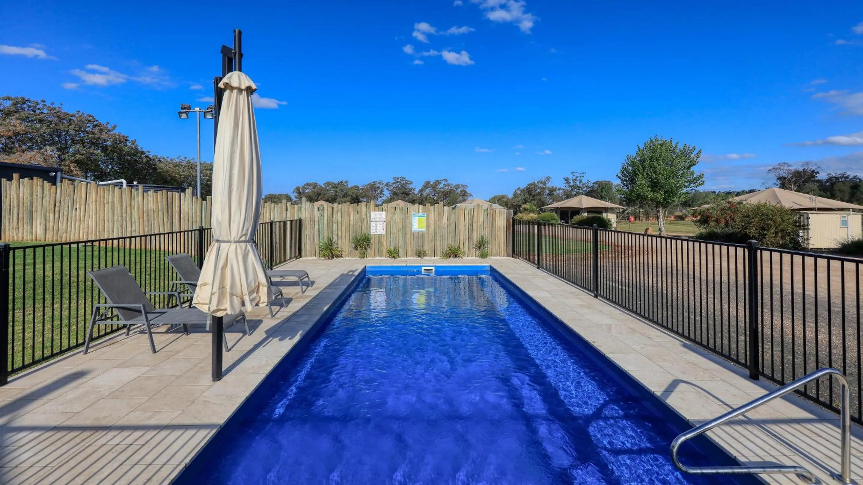 Swimming pool in Dubbo Rhino Lodge