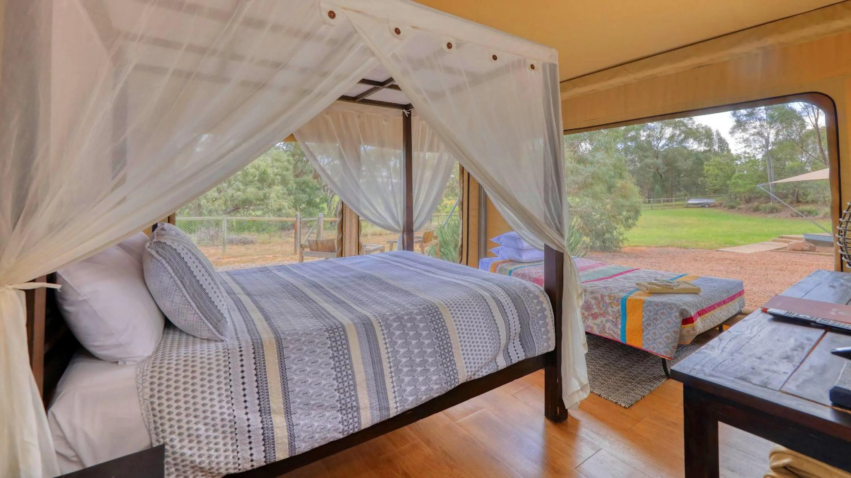 Photo of the whole room, Bed in Dubbo Rhino Lodge