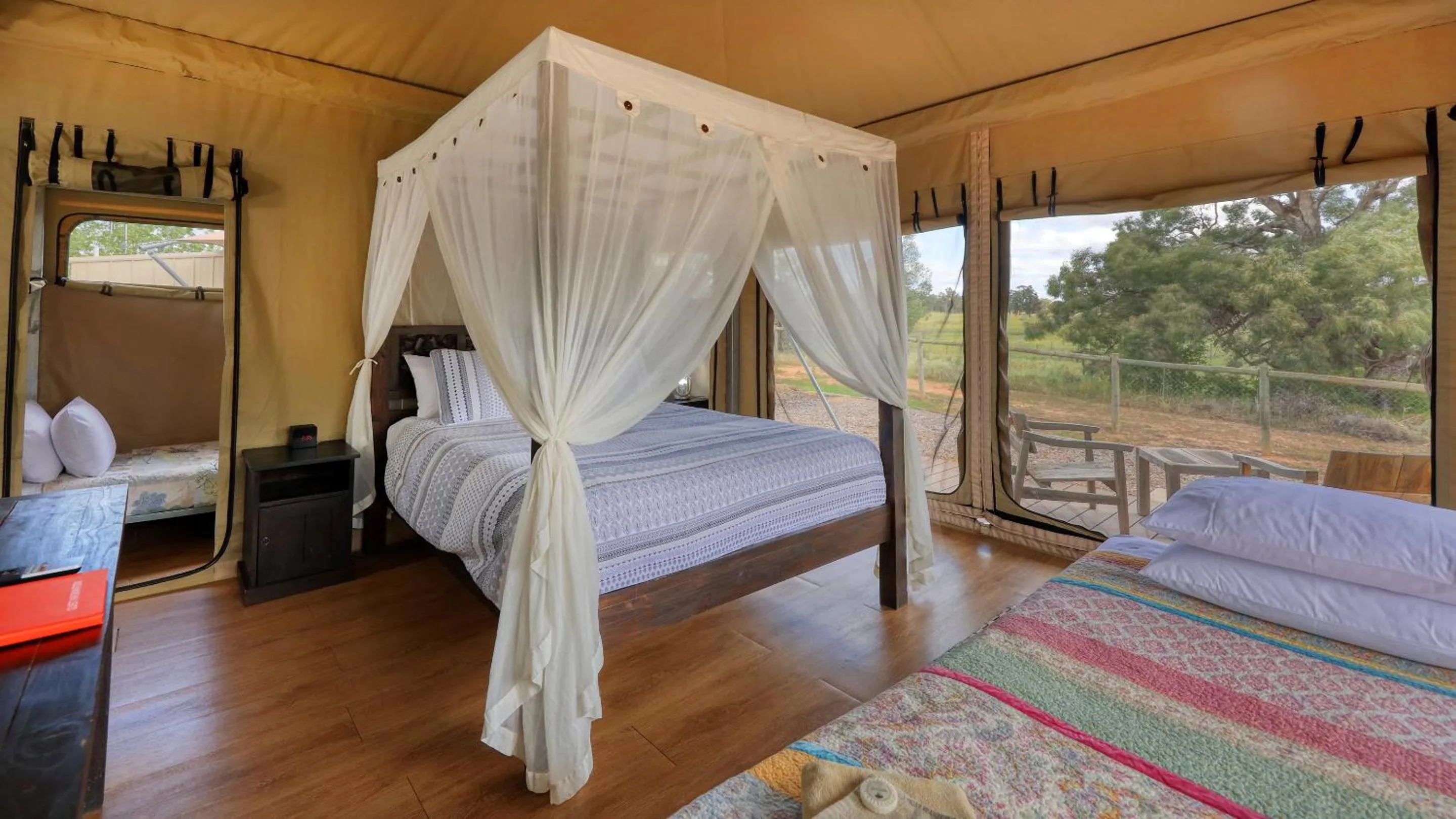 Decorative detail, Bed in Dubbo Rhino Lodge