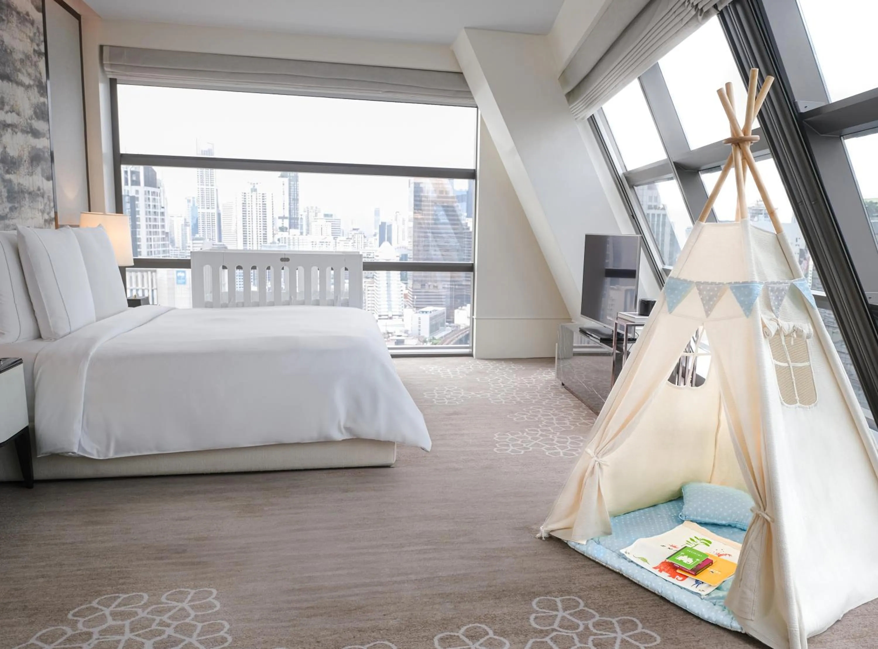 children, Bed in Rosewood Bangkok