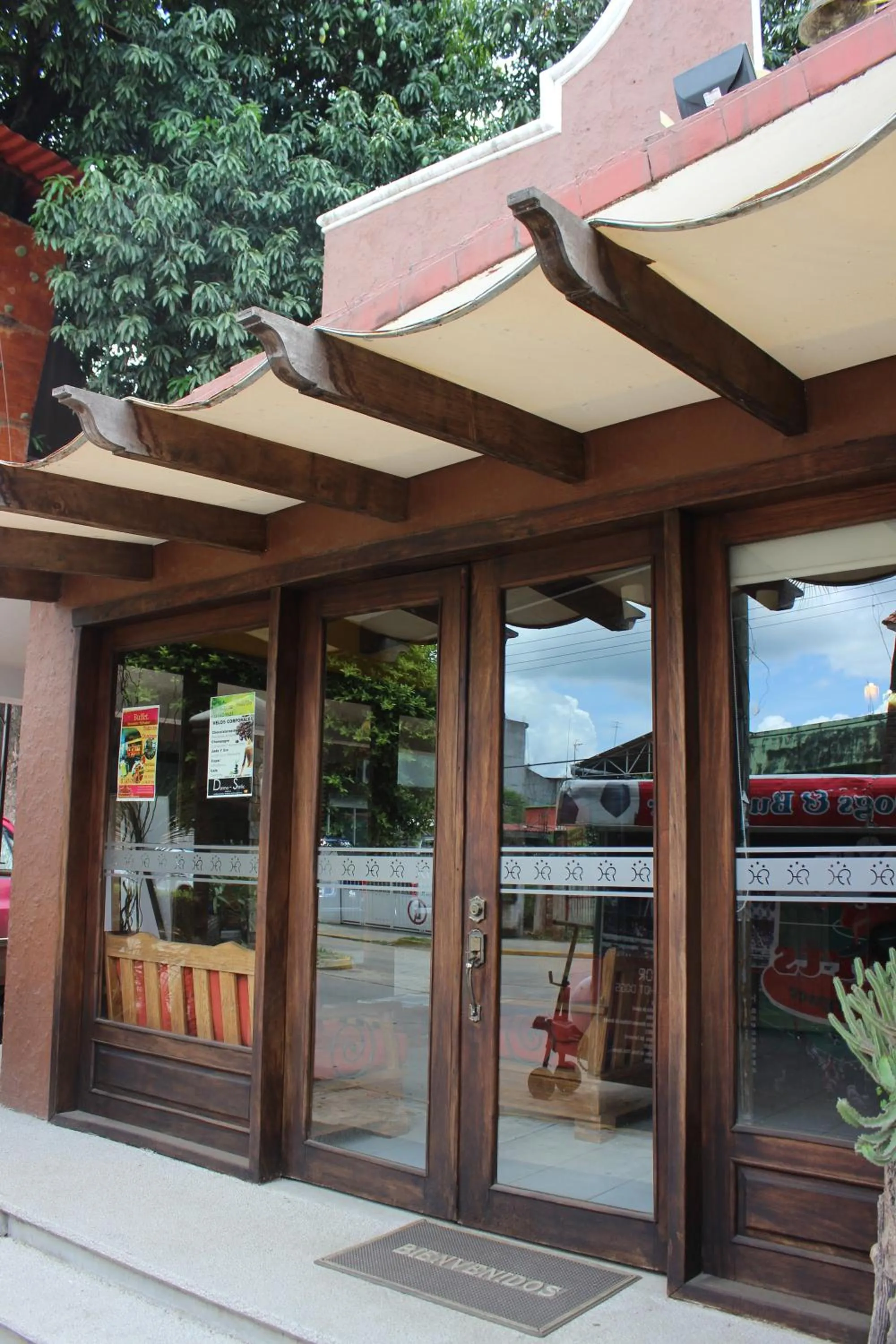 Facade/entrance in Hotel El Rancho