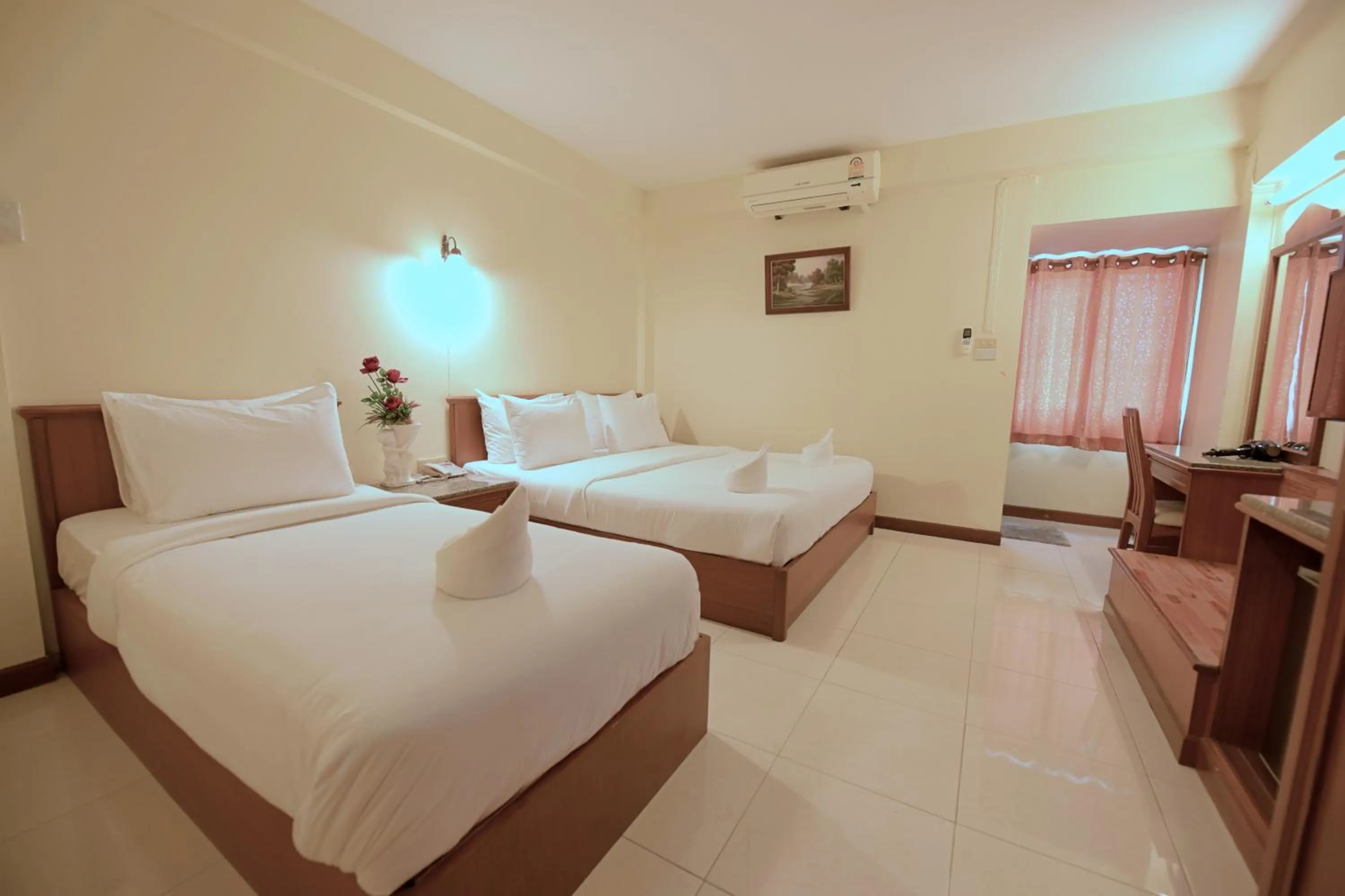 Photo of the whole room, Bed in Hua Lin Inn