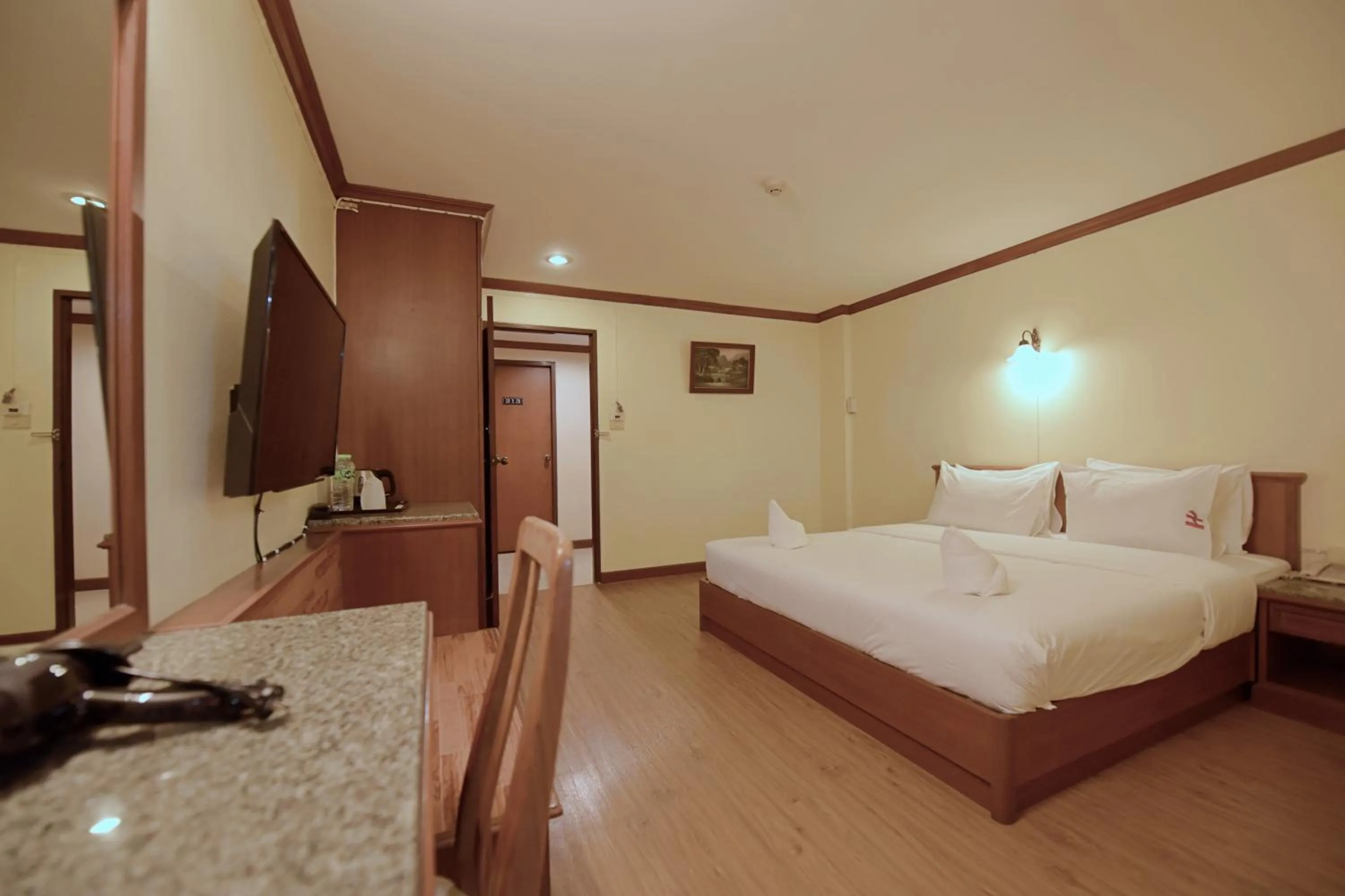 Photo of the whole room, Bed in Hua Lin Inn