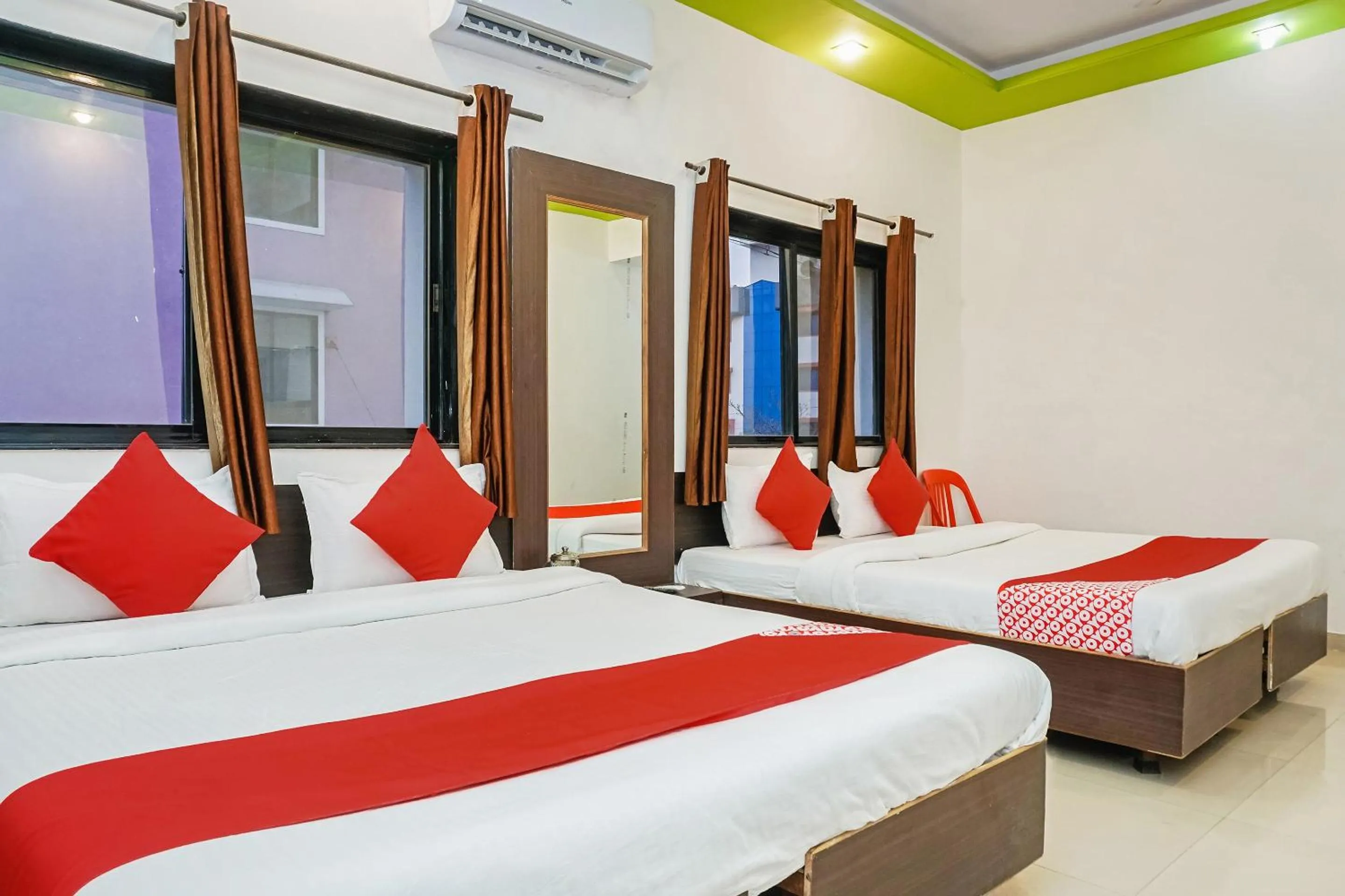 Bedroom in Hotel O Shirdi Sai Inn