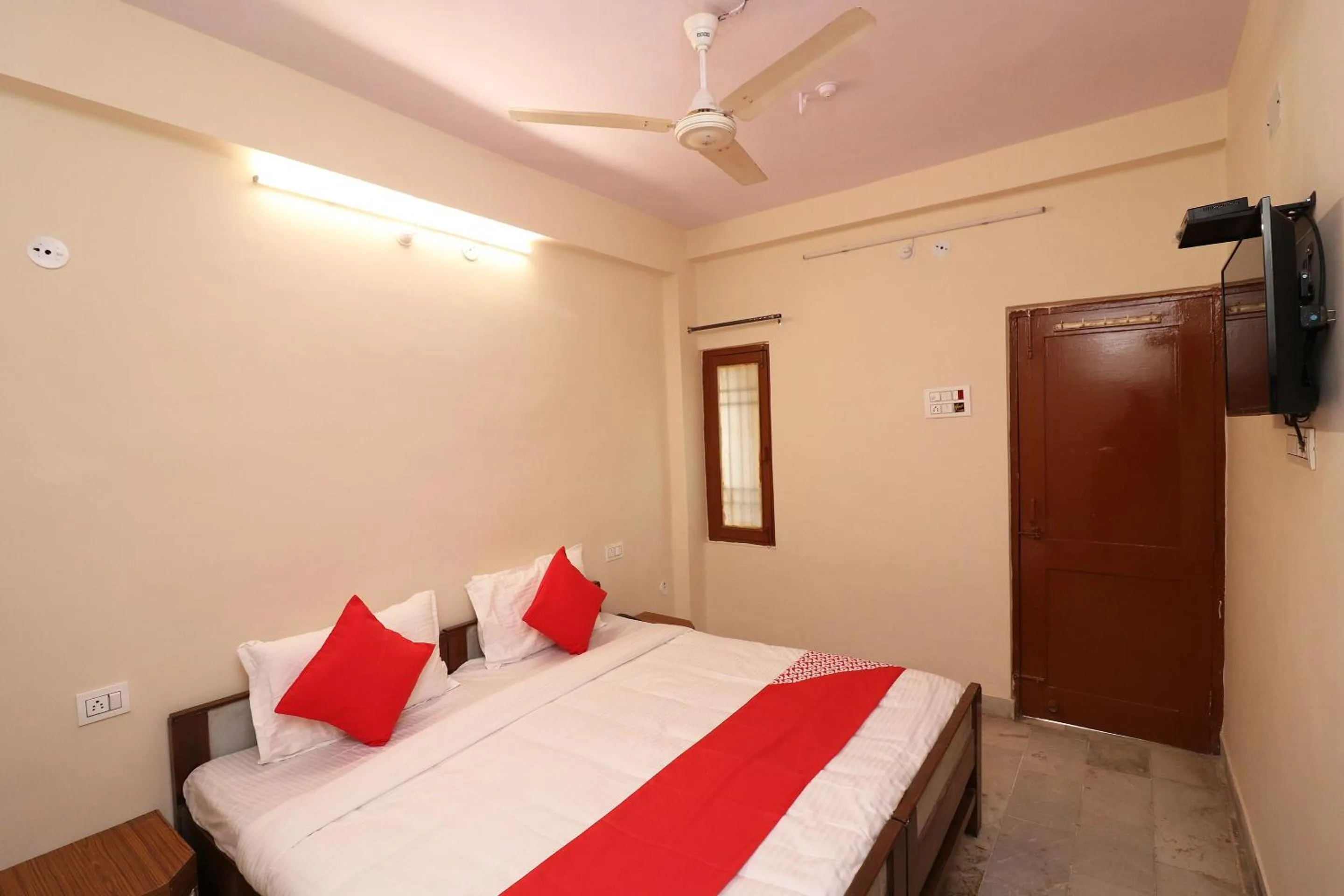 Facade/entrance, Bed in Hotel O Midtown