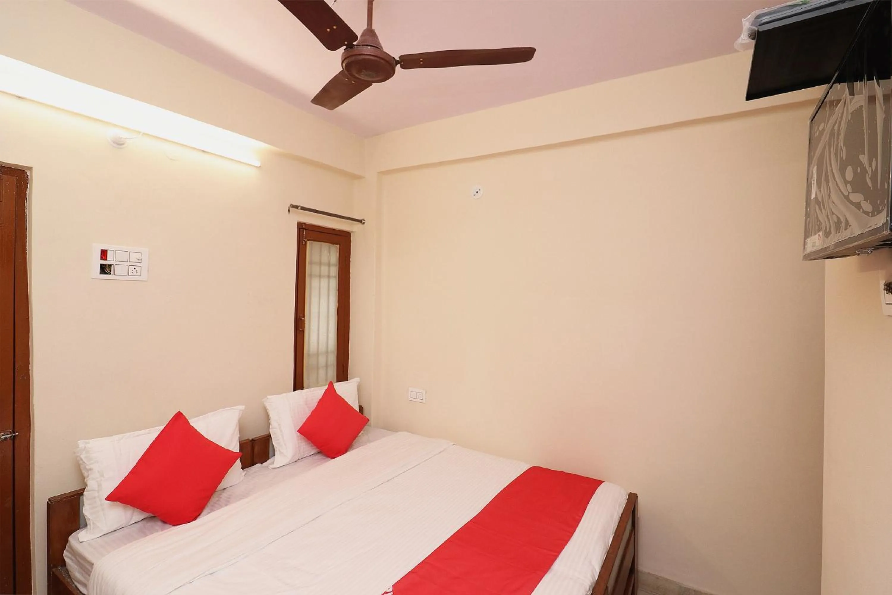 Facade/entrance, Bed in Hotel O Midtown