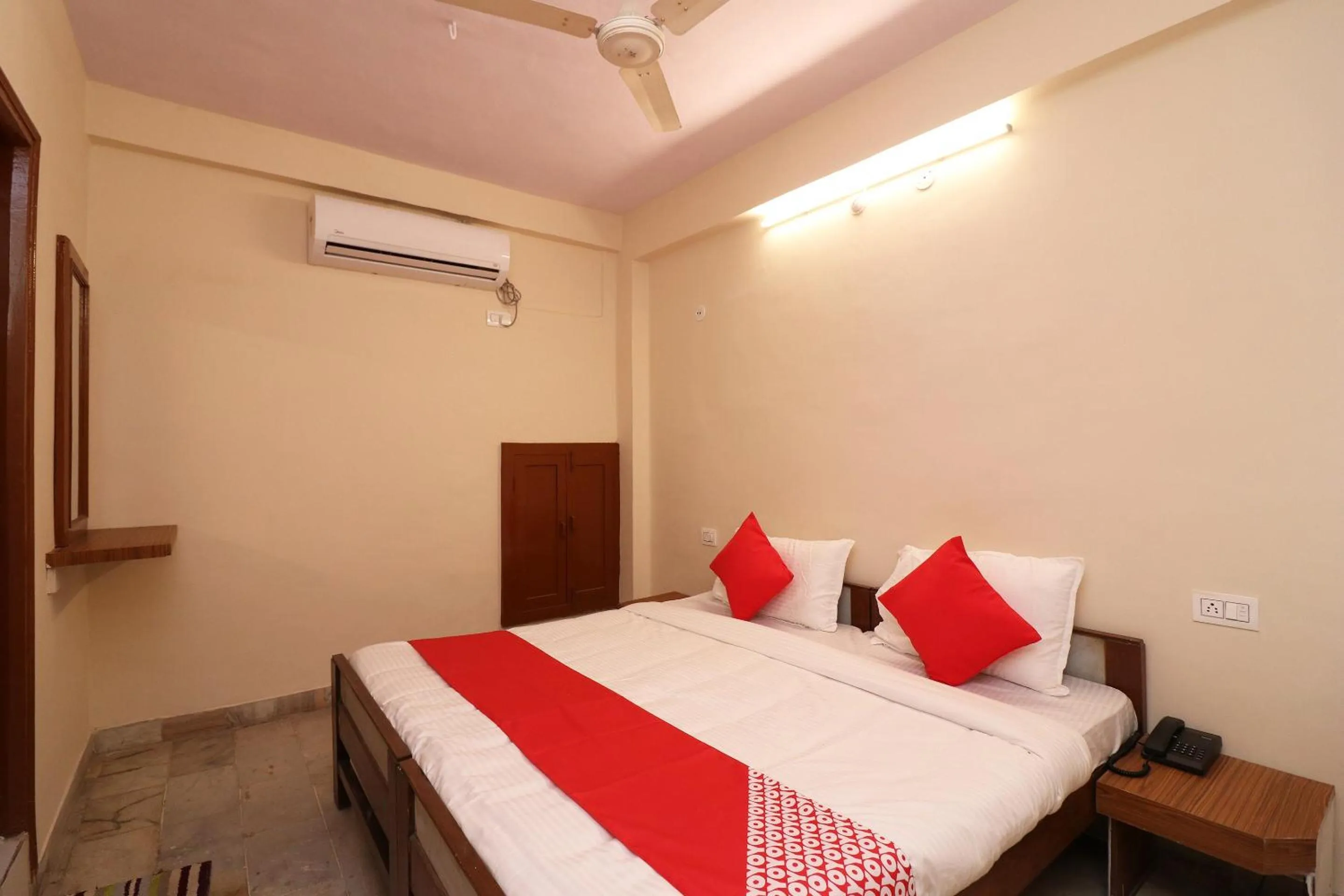 Facade/entrance, Bed in Hotel O Midtown