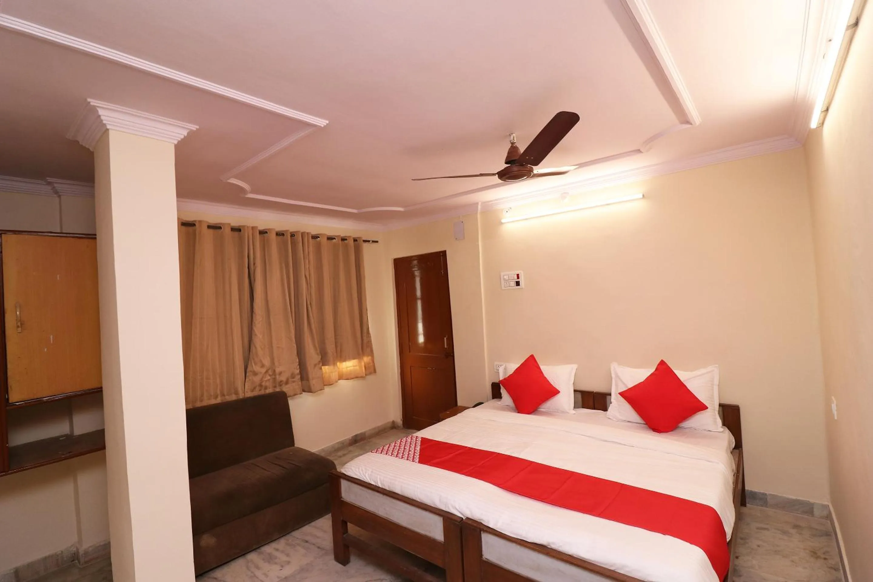 Facade/entrance, Bed in Hotel O Midtown