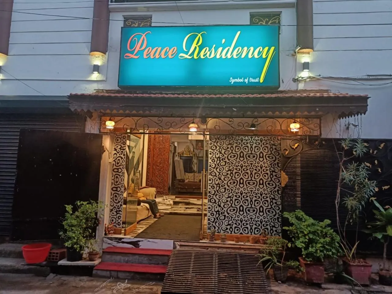 Facade/entrance in Peace Residency