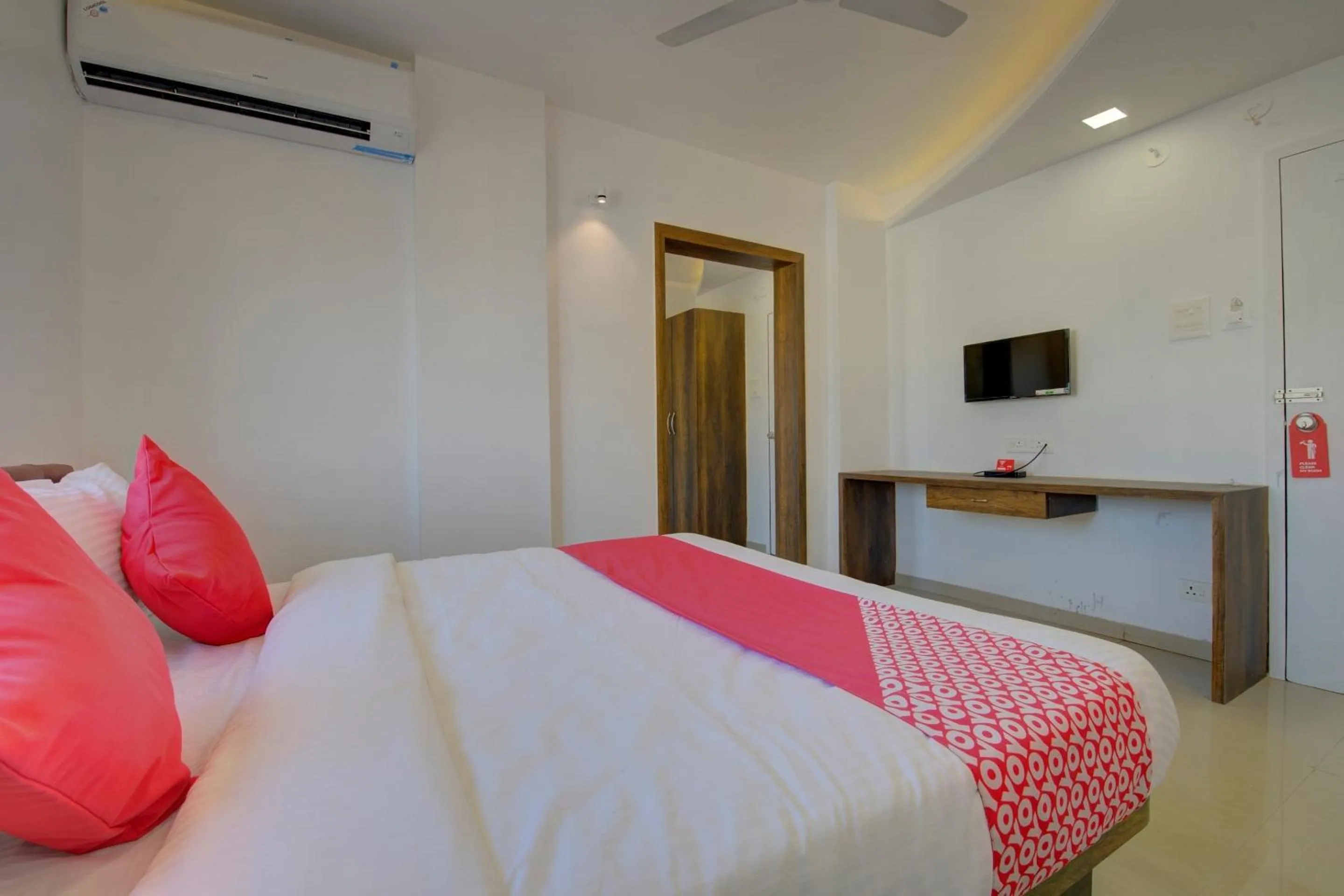 Bedroom in Hotel O RK's Regency Near Navale Hospital Back Gate