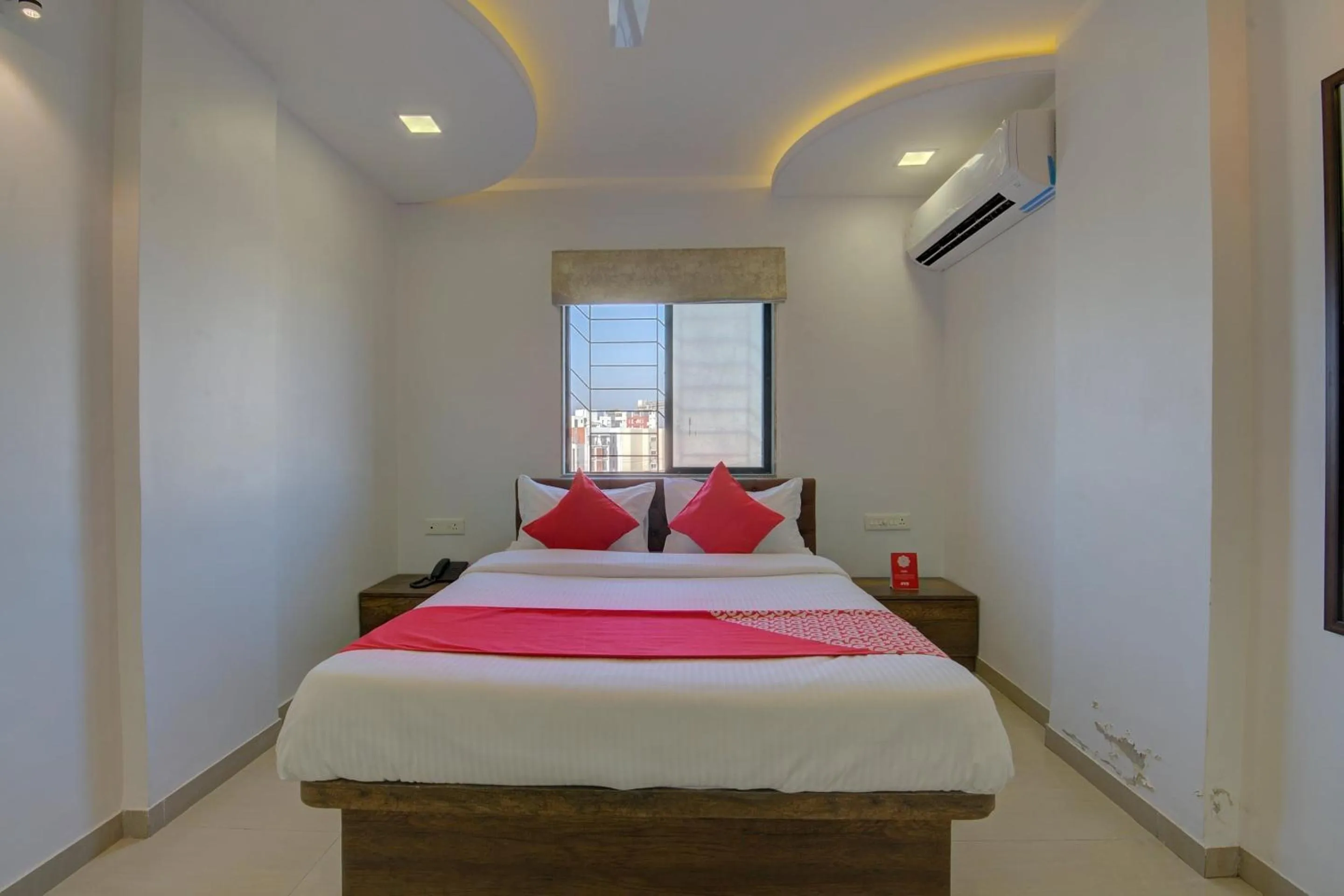 Bedroom in Hotel O RK's Regency Near Navale Hospital Back Gate