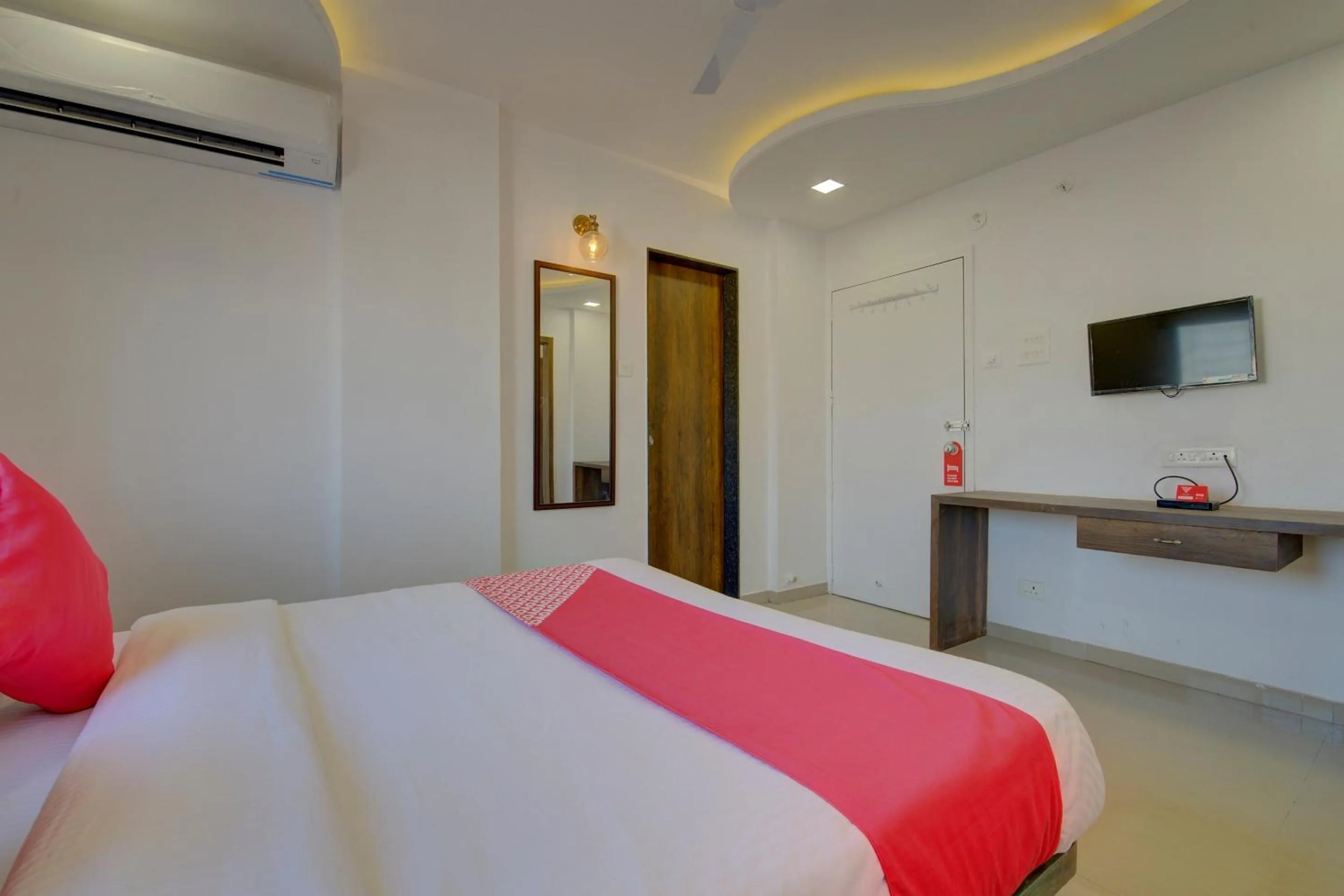 Bedroom in Hotel O RK's Regency Near Navale Hospital Back Gate