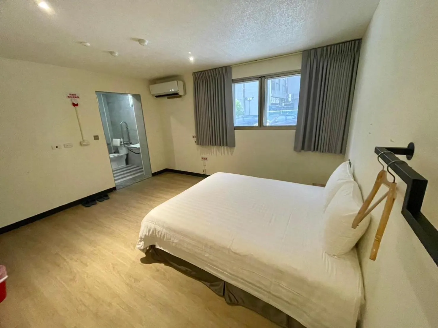 Facility for disabled guests, Bed in Prince Hotel