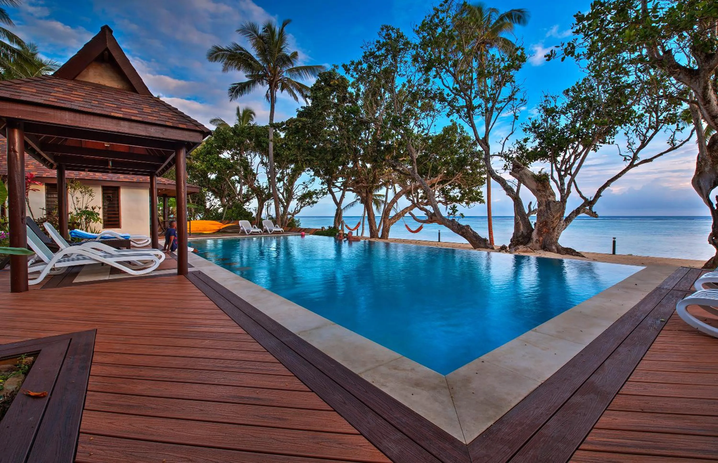 Swimming pool in Maui Palms