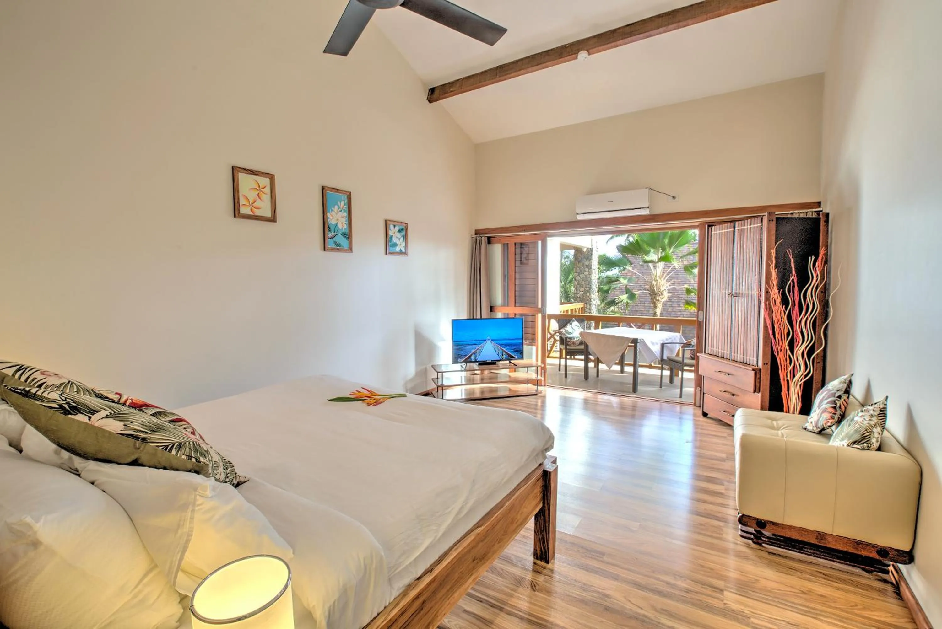 Photo of the whole room, Bed in Maui Palms