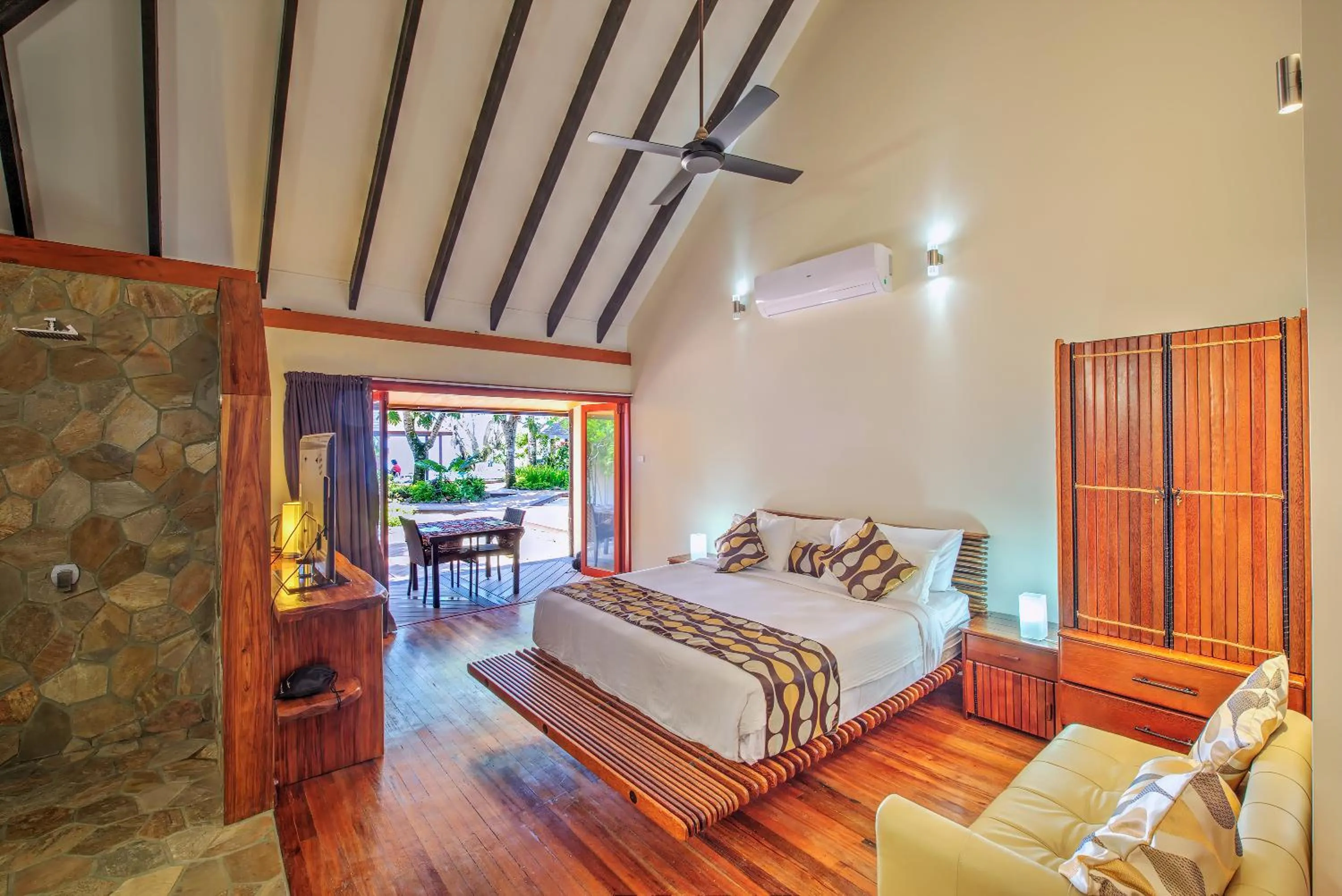 Photo of the whole room, Bed in Maui Palms