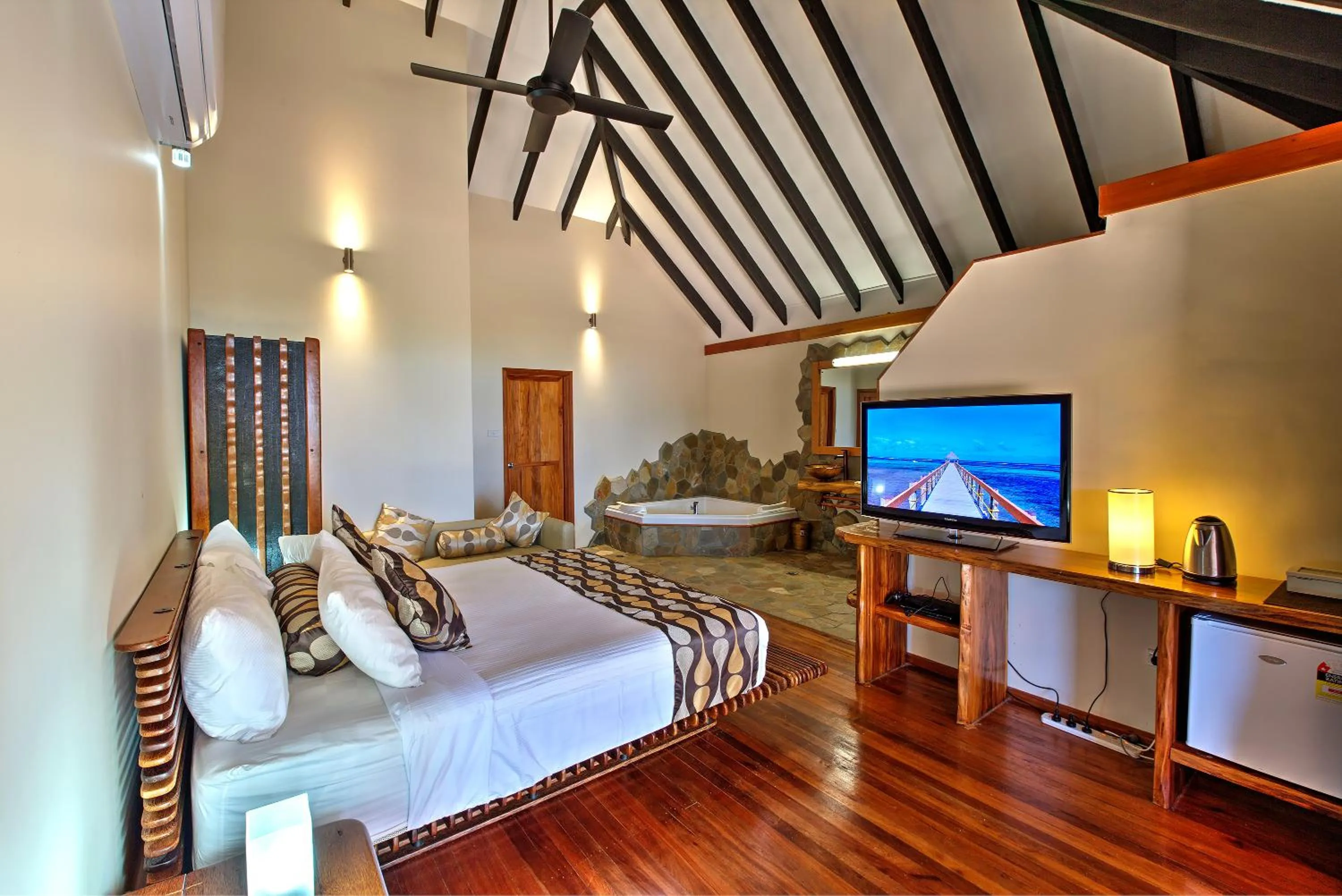 Photo of the whole room, Bed in Maui Palms