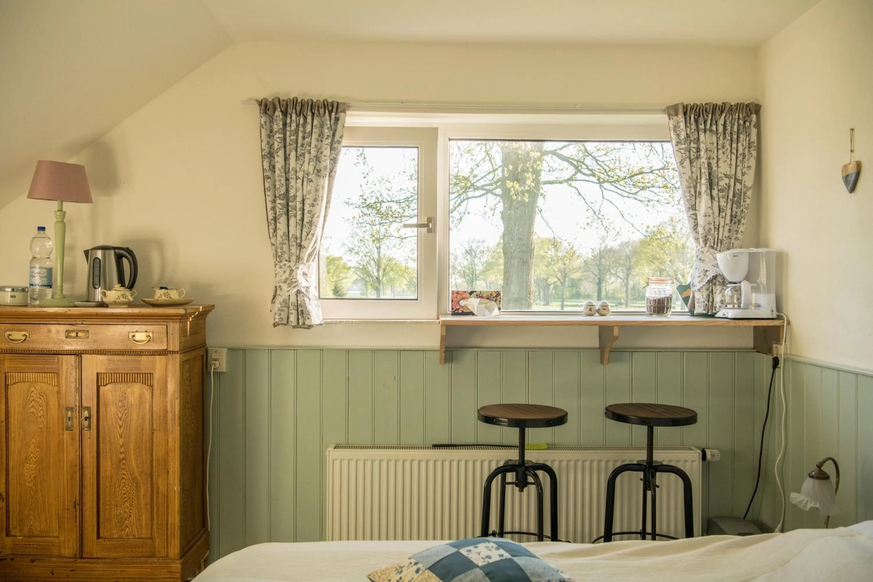 Bed in boerderijkamer Korenbloem