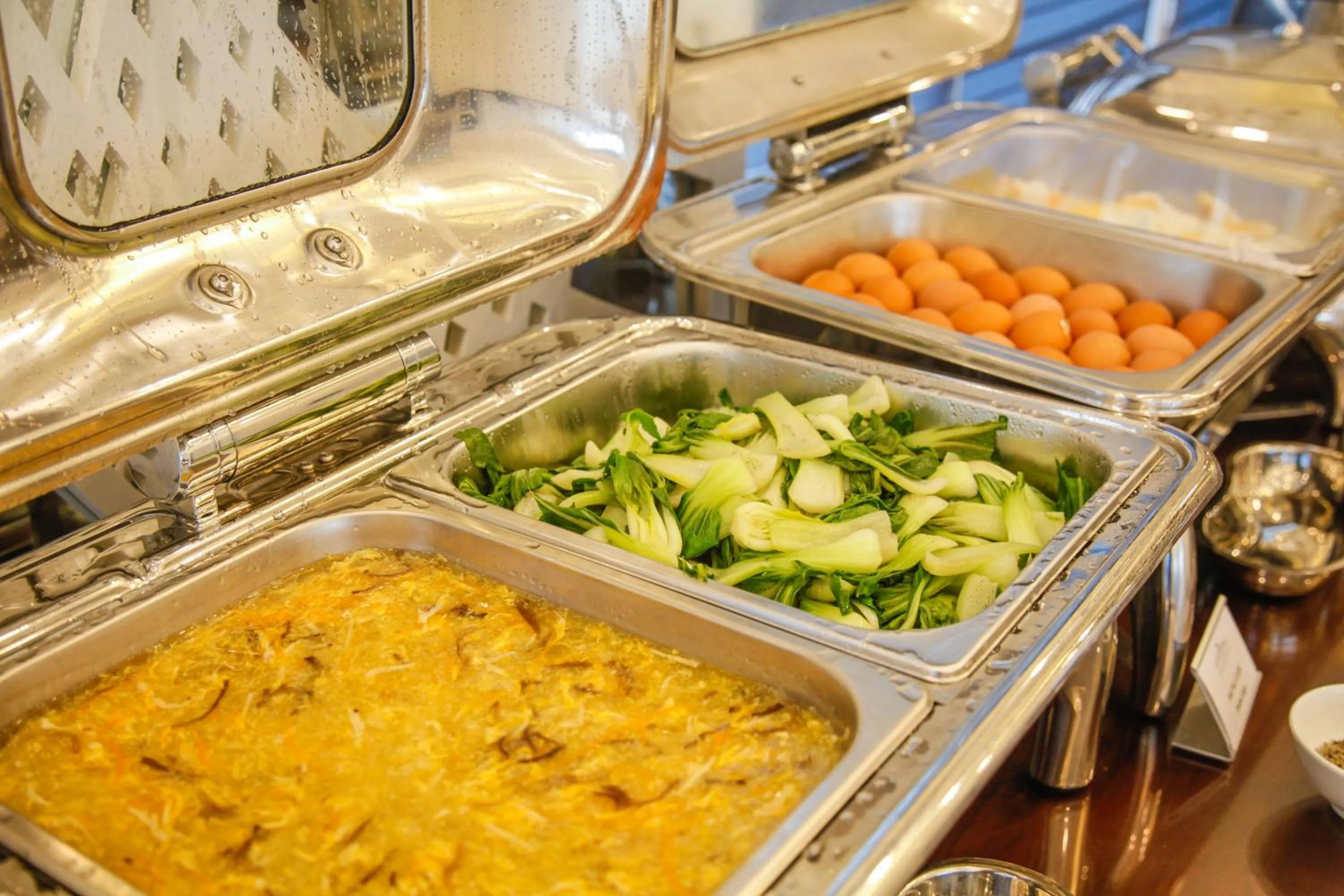 Restaurant/places to eat in Royal Beach Hotel by THG