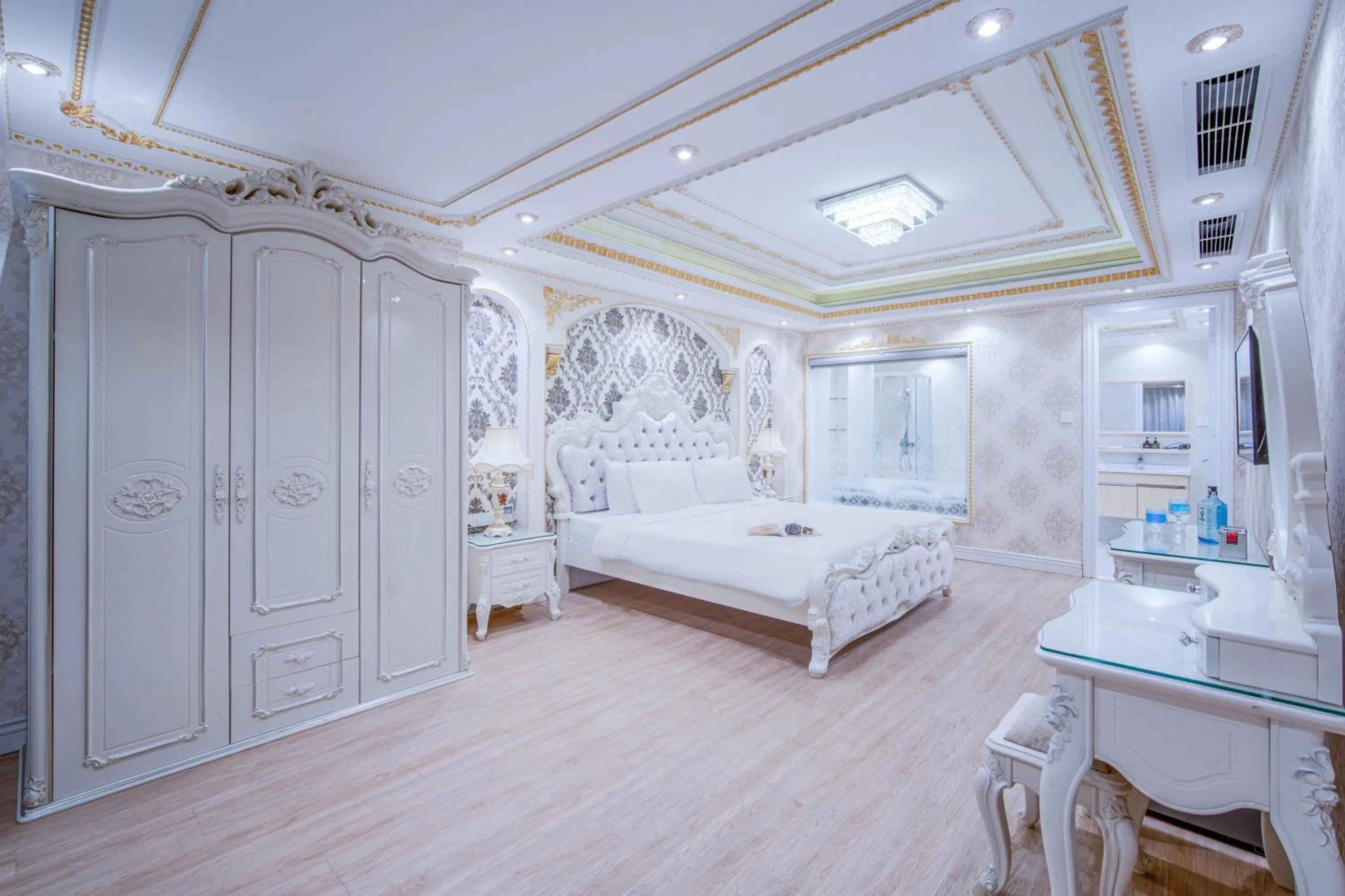 Bed in Royal Beach Hotel by THG