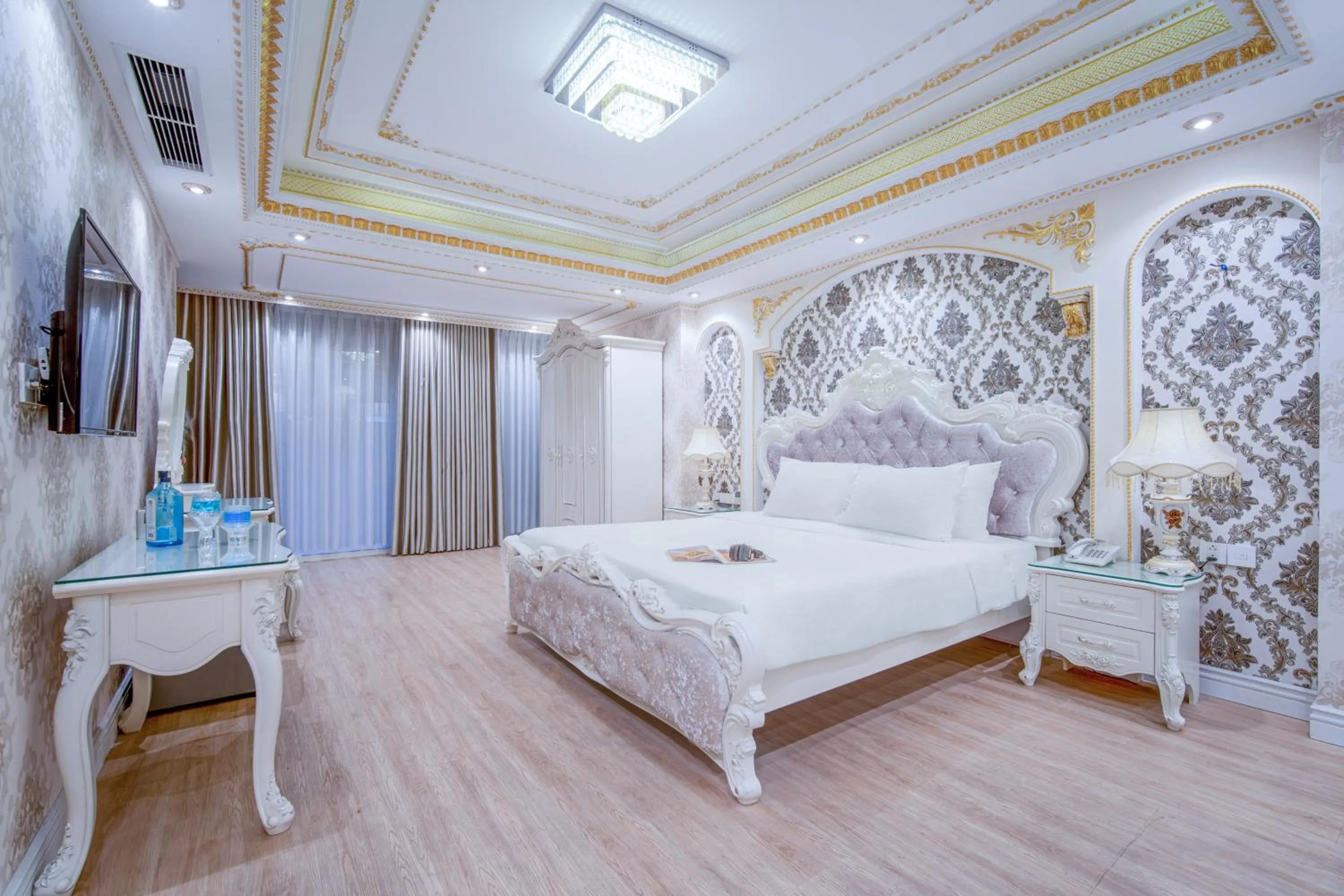 Bed in Royal Beach Hotel by THG