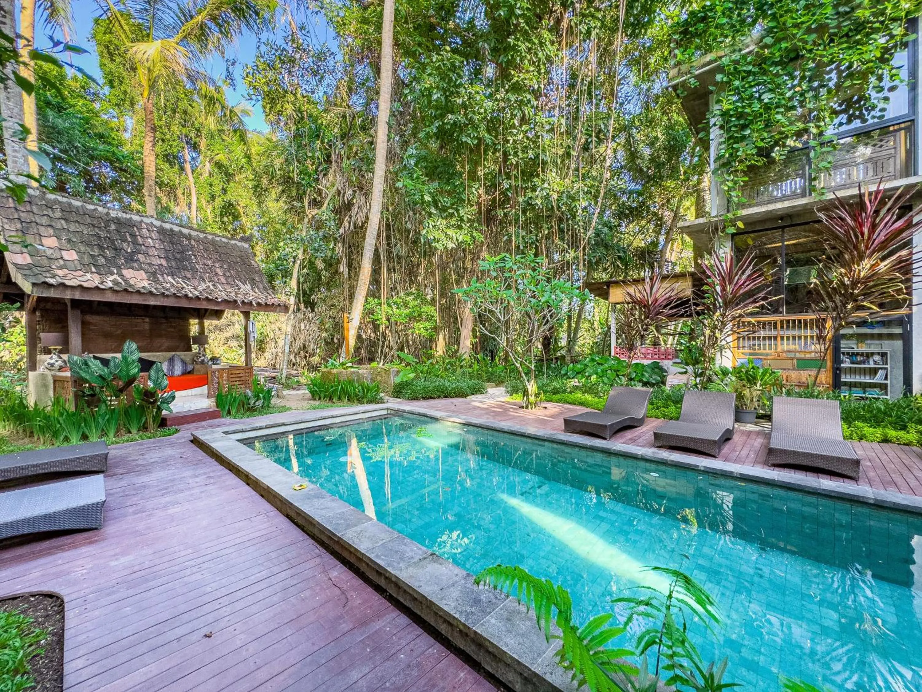 Swimming pool in Gunung An Retreat