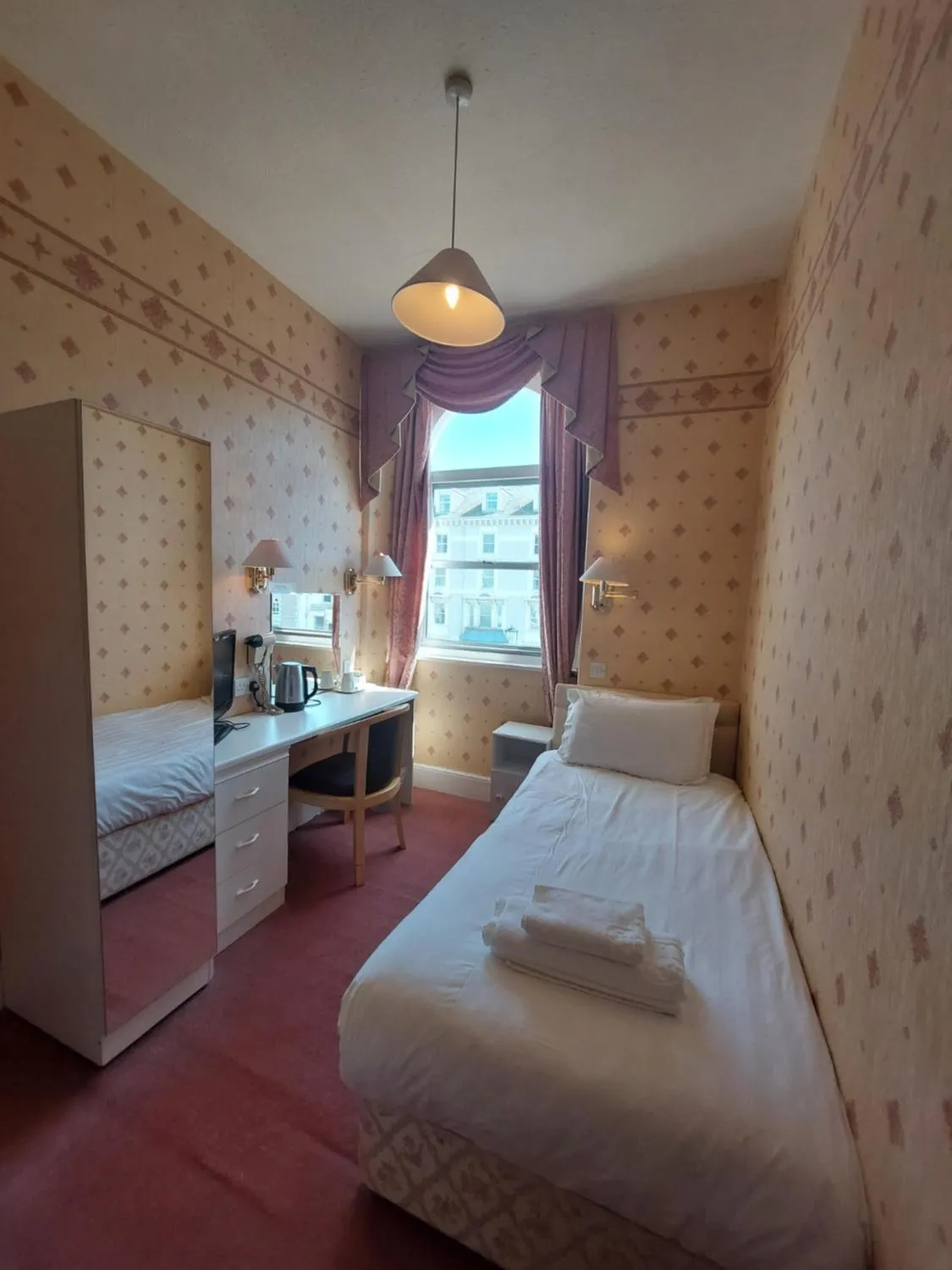 Photo of the whole room, Bed in White Heather Hotel