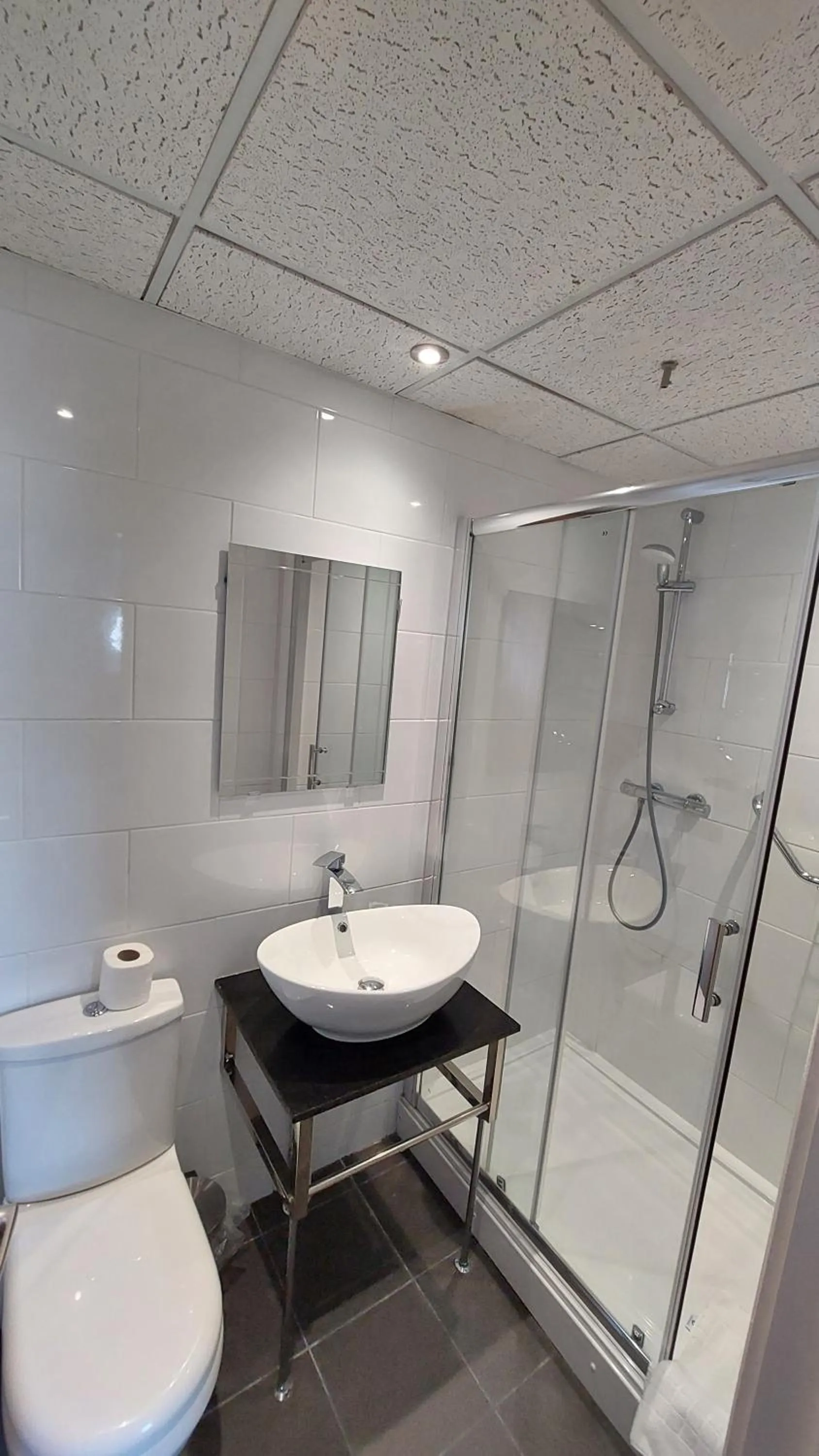 Bathroom in White Heather Hotel