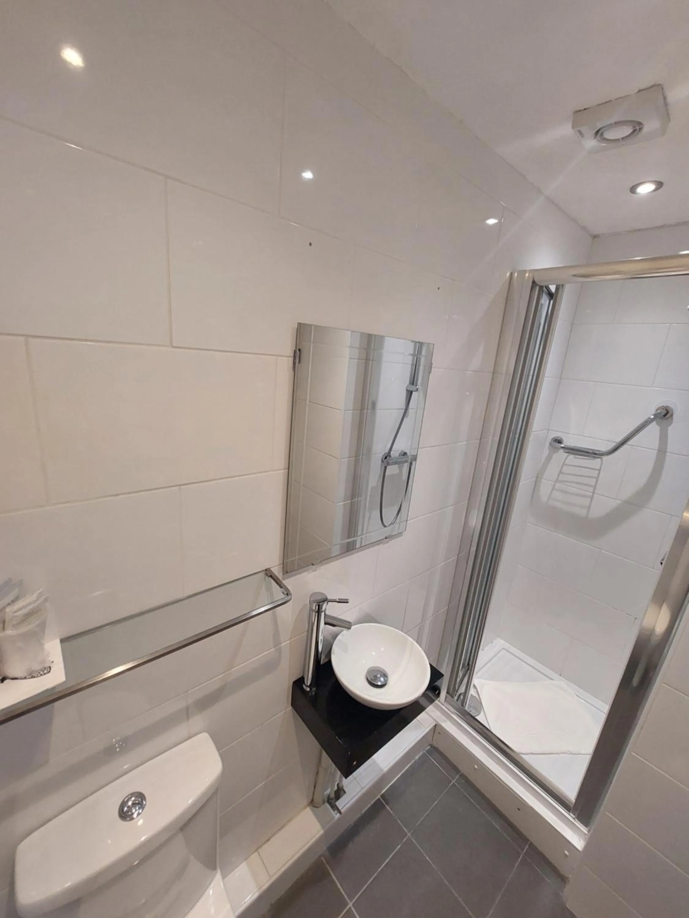 Bathroom in White Heather Hotel