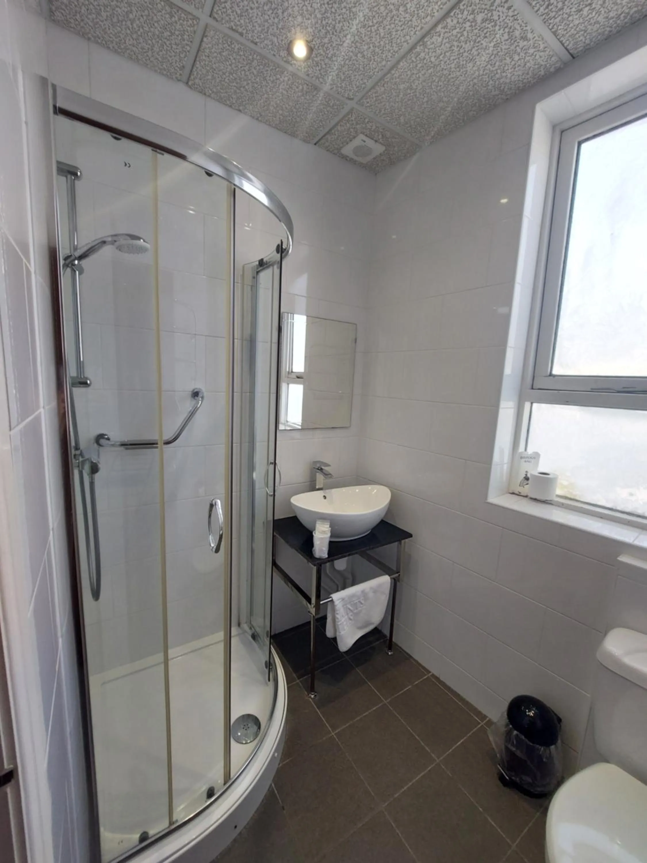 Bathroom in White Heather Hotel