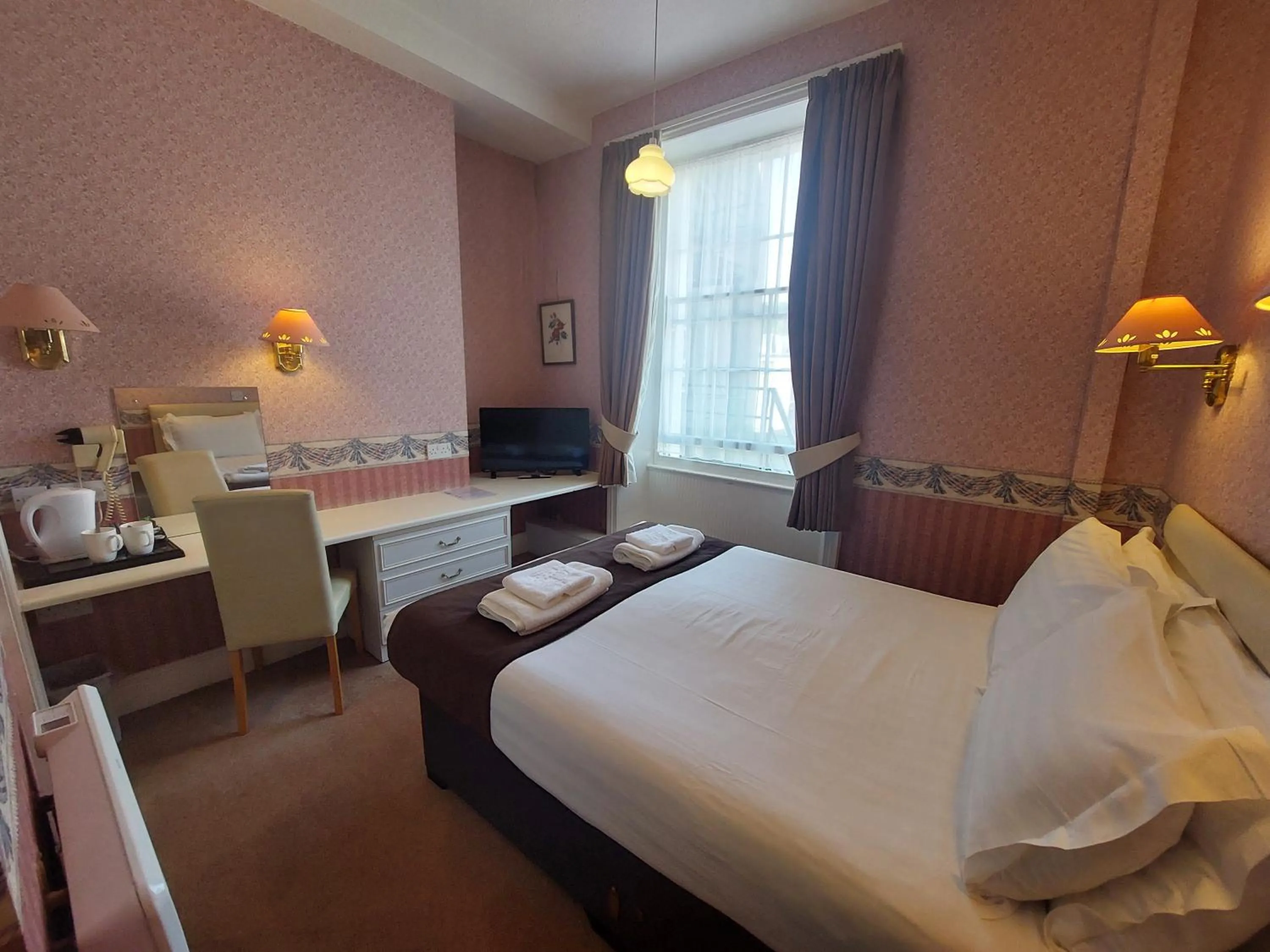 Photo of the whole room, Bed in White Heather Hotel