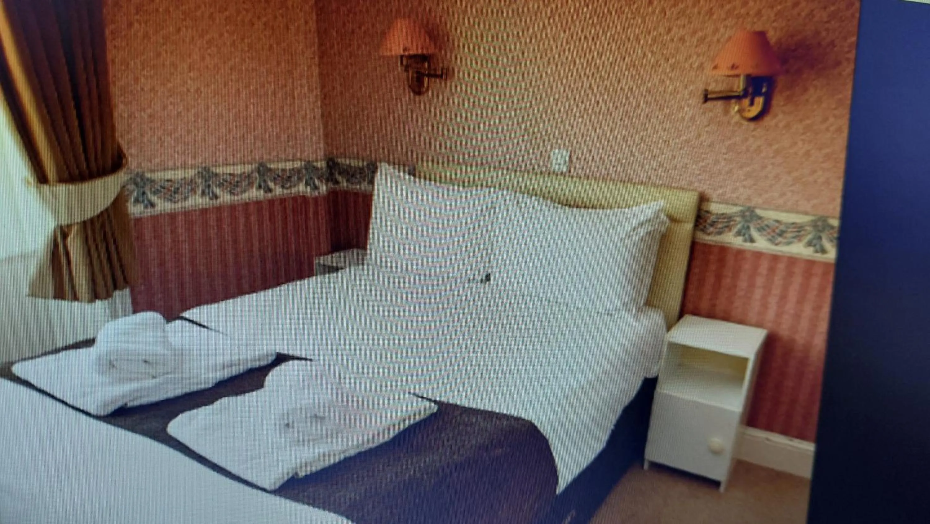 Bedroom, Bed in White Heather Hotel