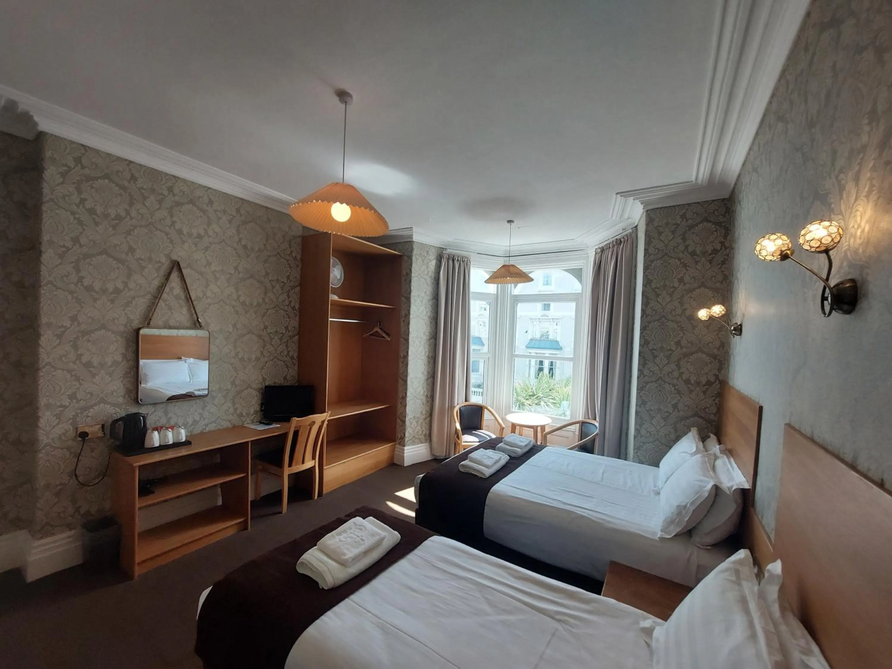 Bedroom, Bed in White Heather Hotel