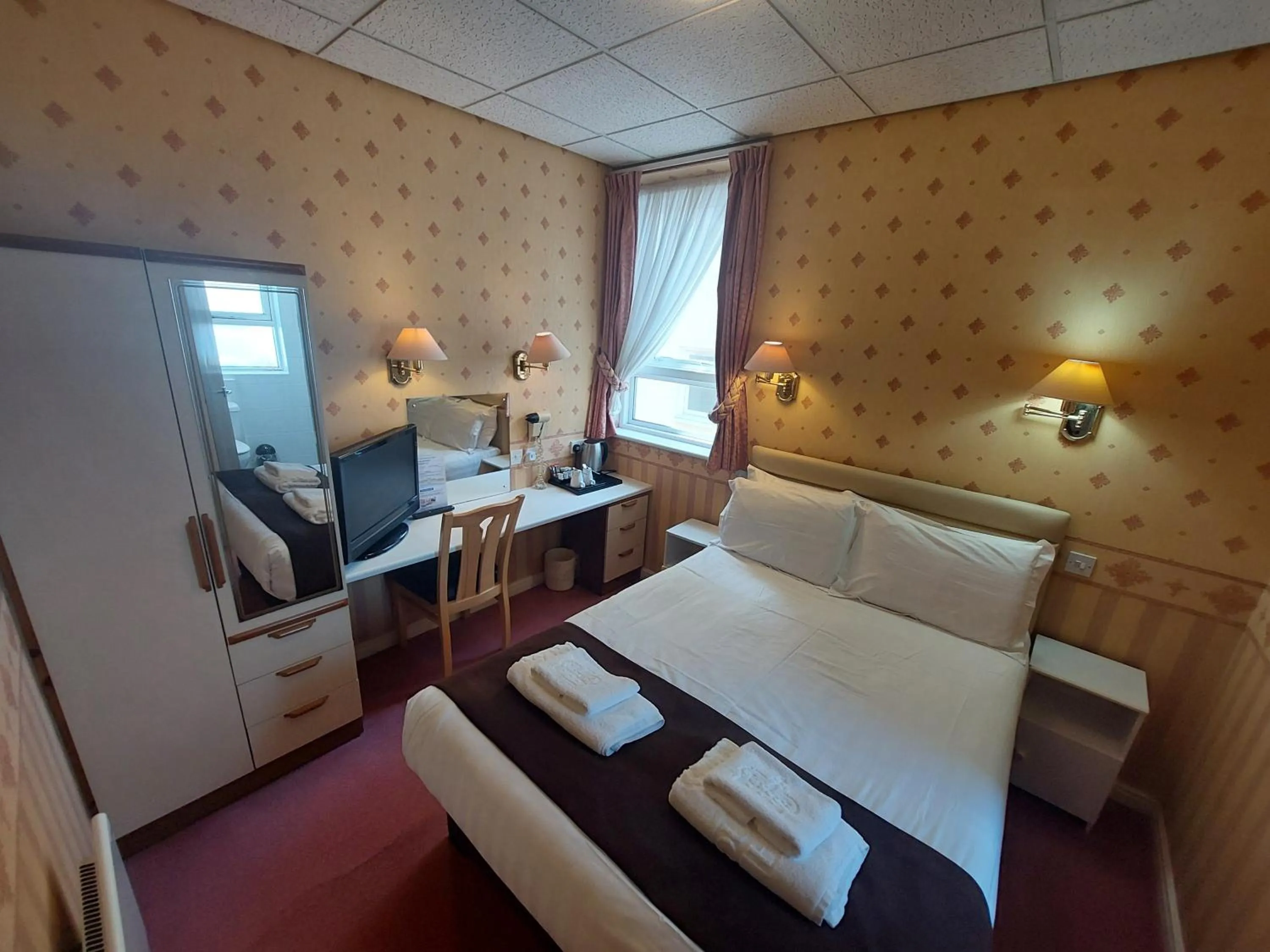 Bedroom, Bed in White Heather Hotel