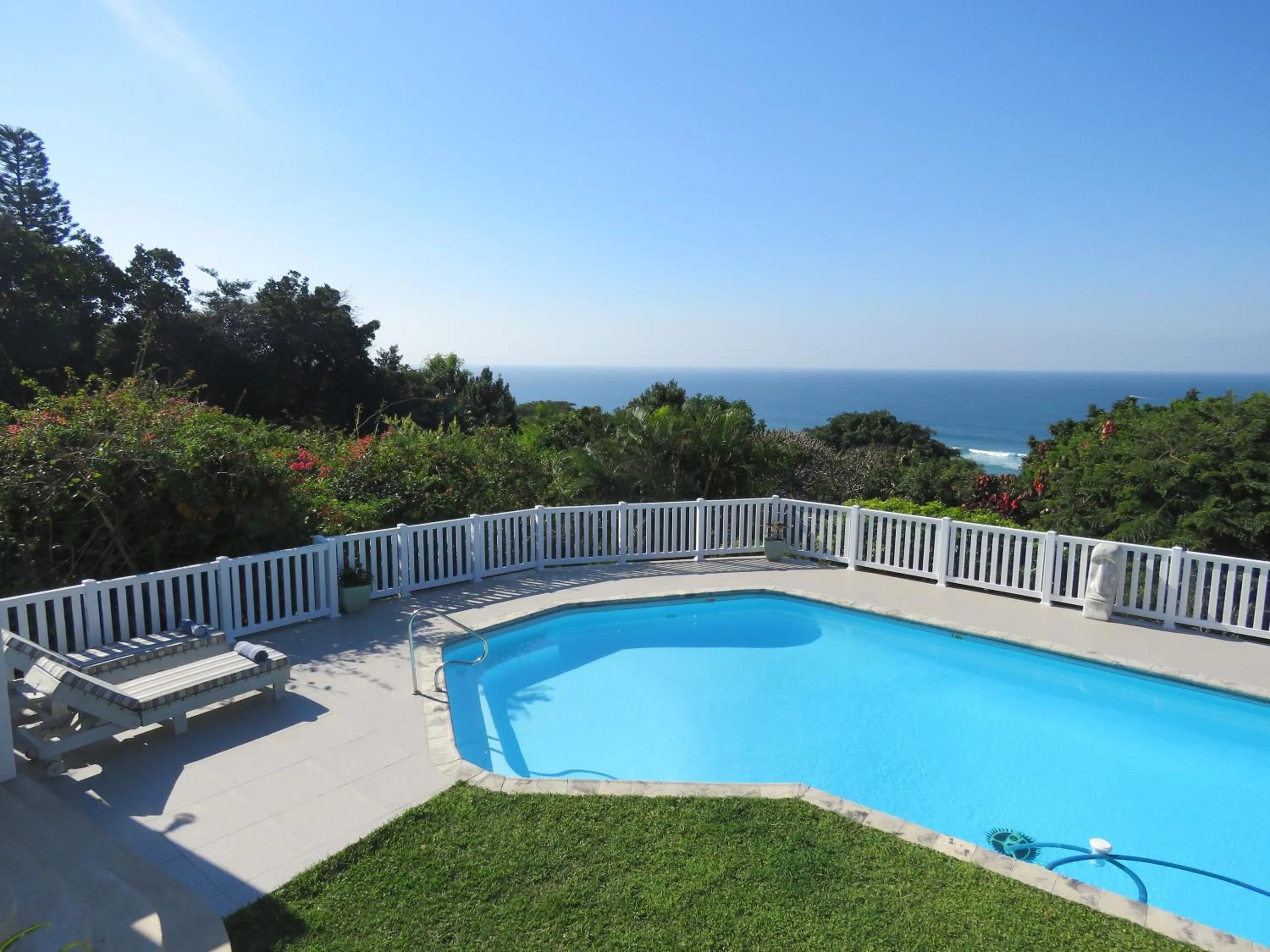 Swimming pool in Bare Feet Retreat B&B