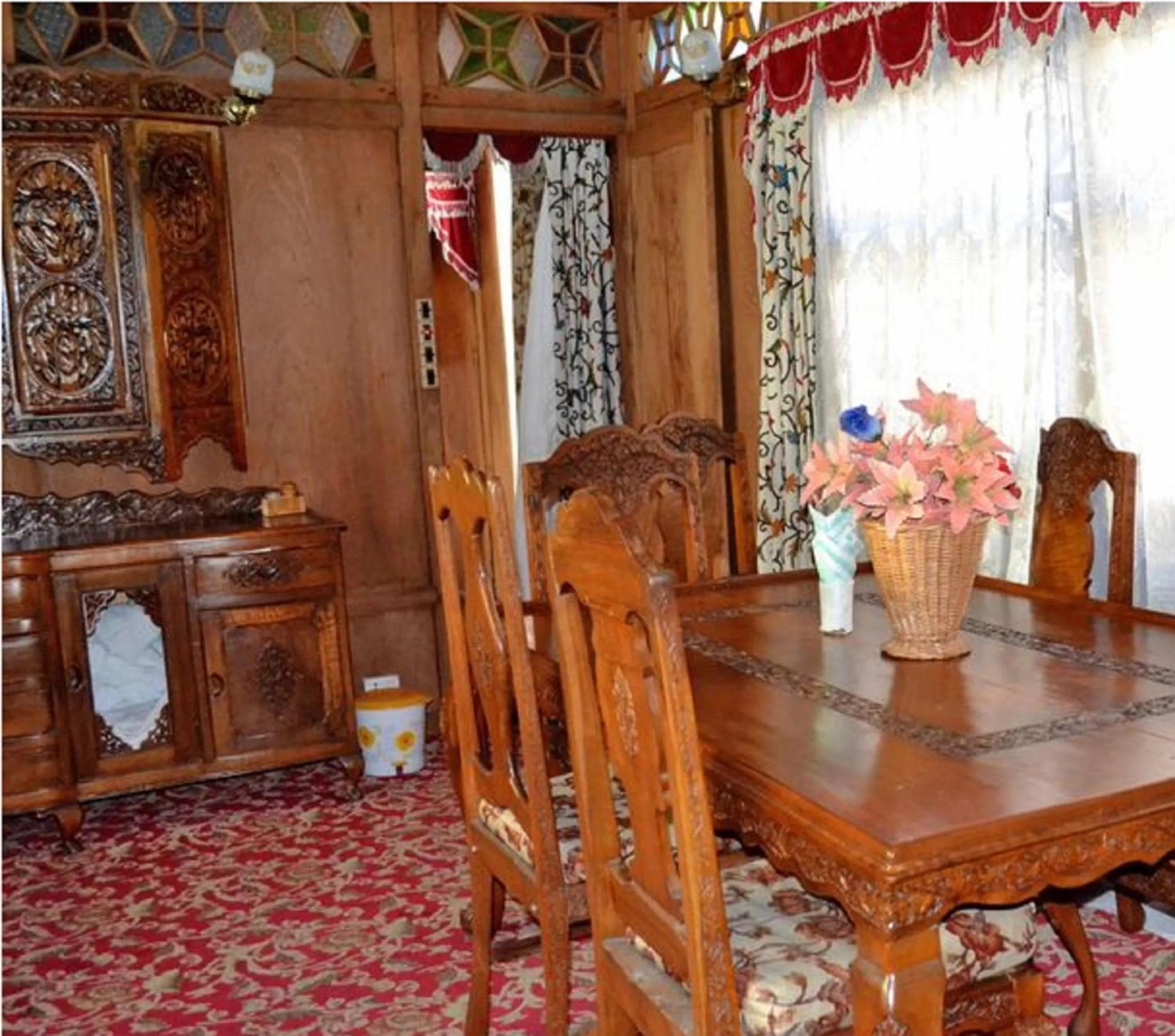 Restaurant/places to eat in De Laila House Boat by Sterling