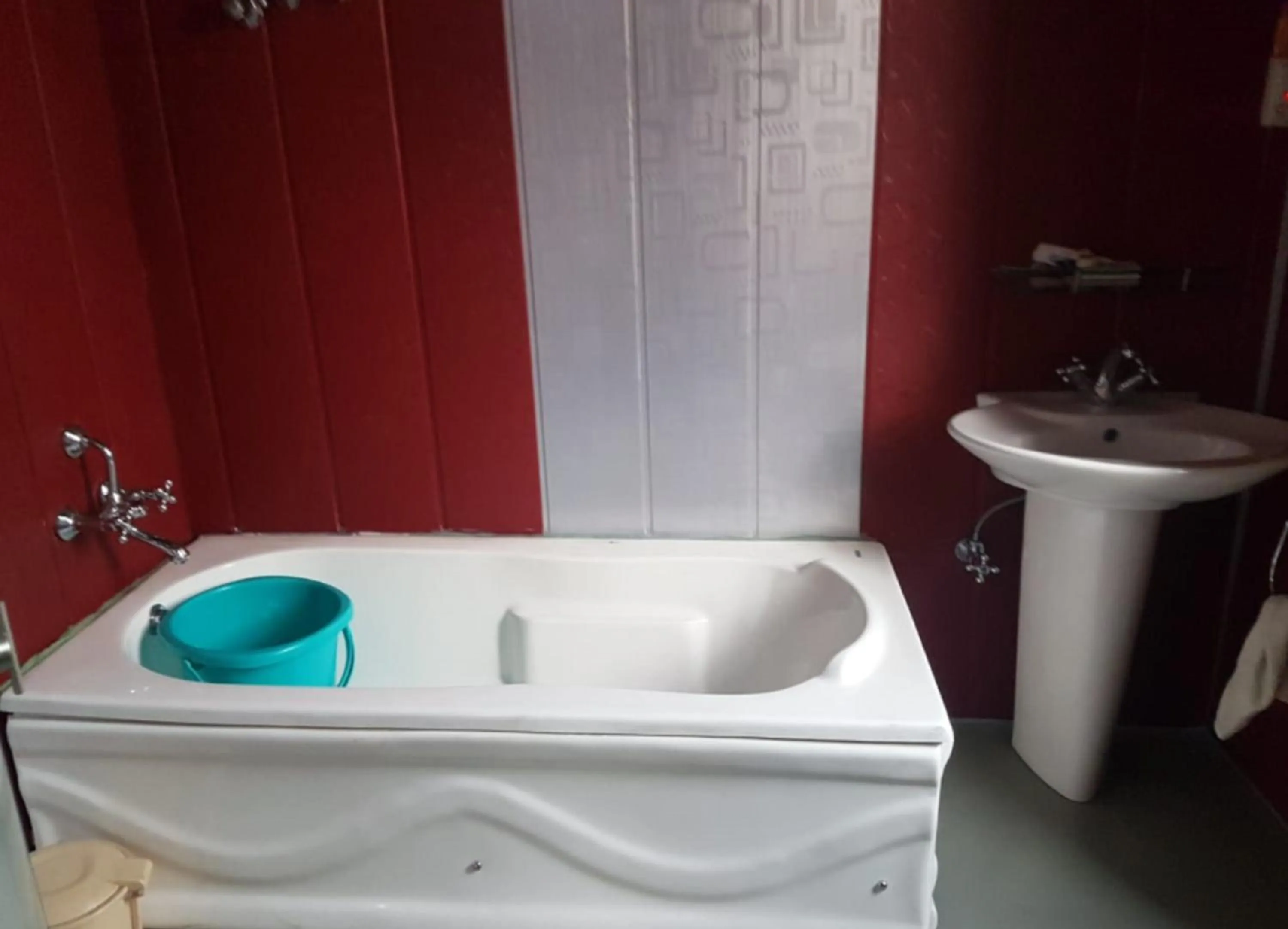 Bathroom in De Laila House Boat by Sterling