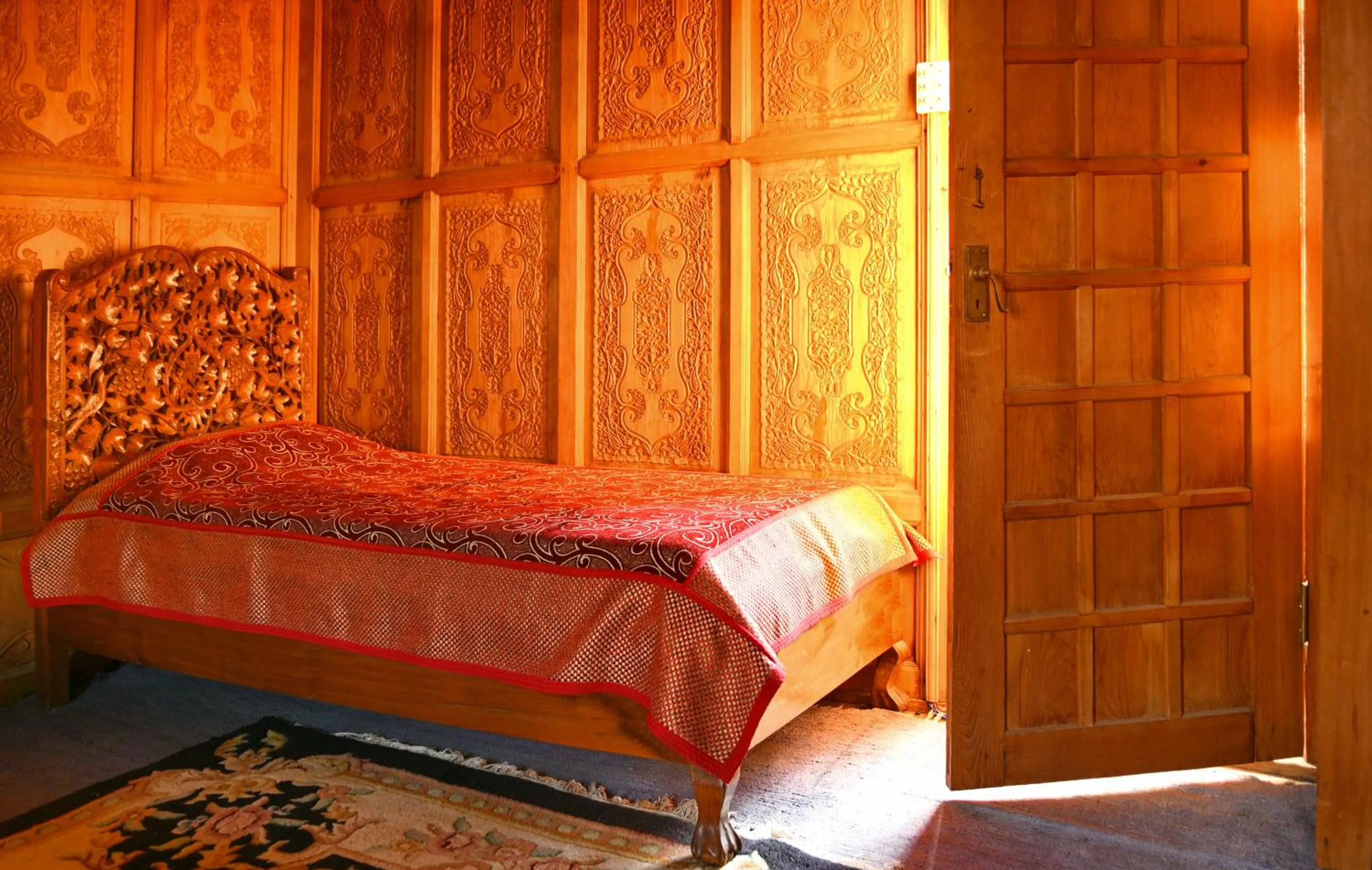 Bed in De Laila House Boat by Sterling
