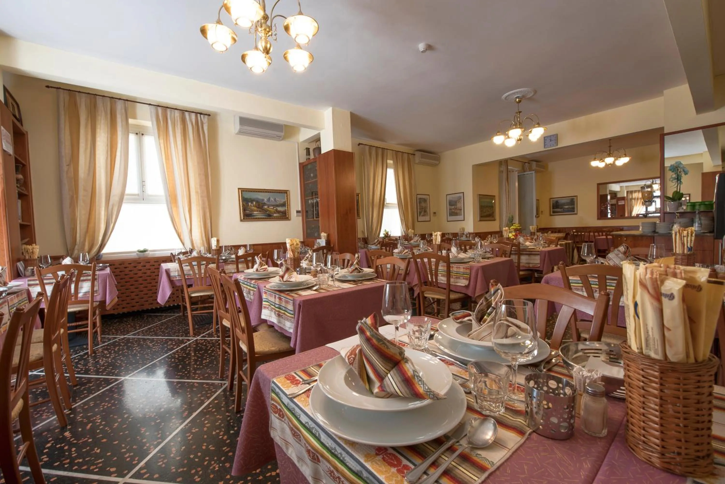 Restaurant/places to eat in Hotel Bristol
