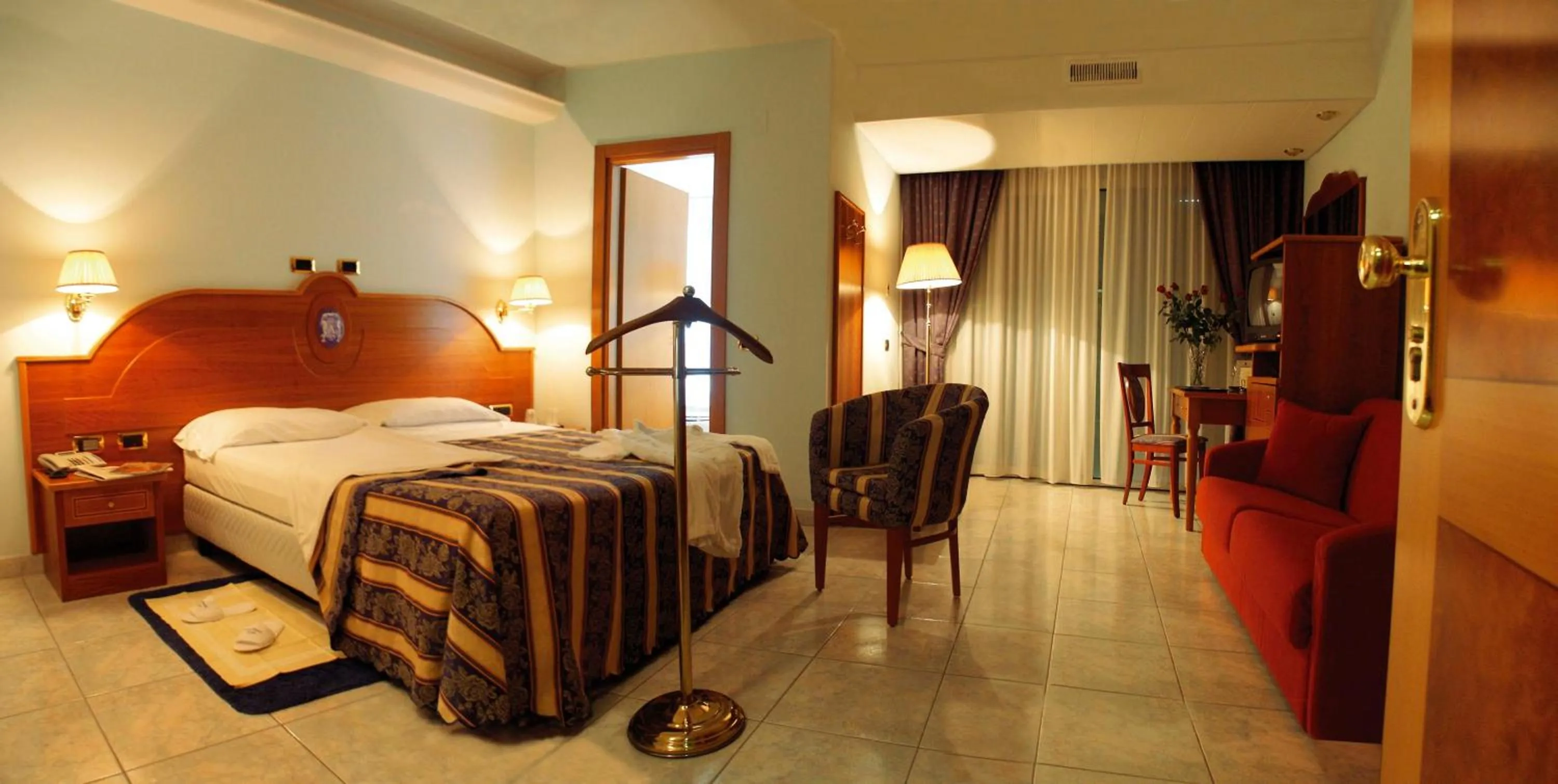 Bedroom, Bed in Hotel Ambassador