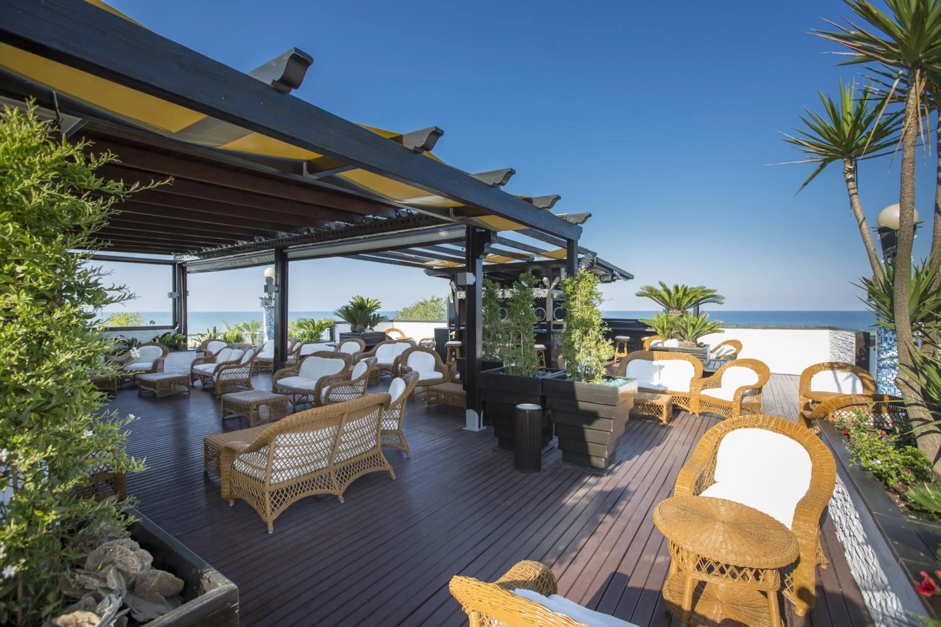 Restaurant/places to eat in Hotel Ambassador